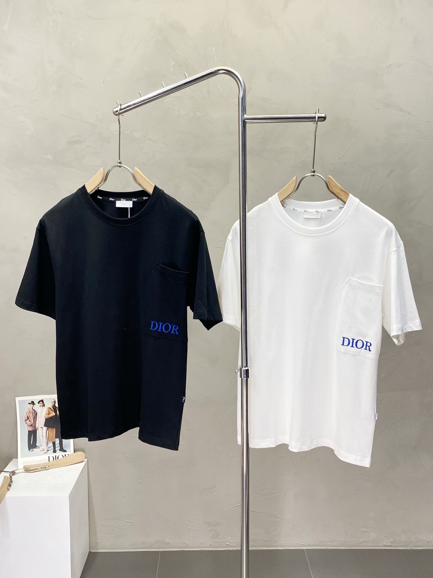 NO:426250,.Dior exclusively offers new original single men's casual short sleeves, high-end customization, high-end version, fashionable and versatile imported fabric, super soft and delicate, skin-friendly and comfortable to wear, high-end boutique, OEM, fine production, very good for the top body, men's essential items, three standards, M-3XL,,dior,dior,T-shirt,alexander wang19860909.Dior迪奥独家专供新款原单男士休闲短袖 高端定制 高版本 时尚百搭爆款进口面料 手感超柔软细腻 穿着亲肤舒适 高端精品 代工厂精细做上身非常赞 男士必备单品 三标齐全 码数M-3XL,,dior,dior,T-shirt,alexander wang,Men's clothing