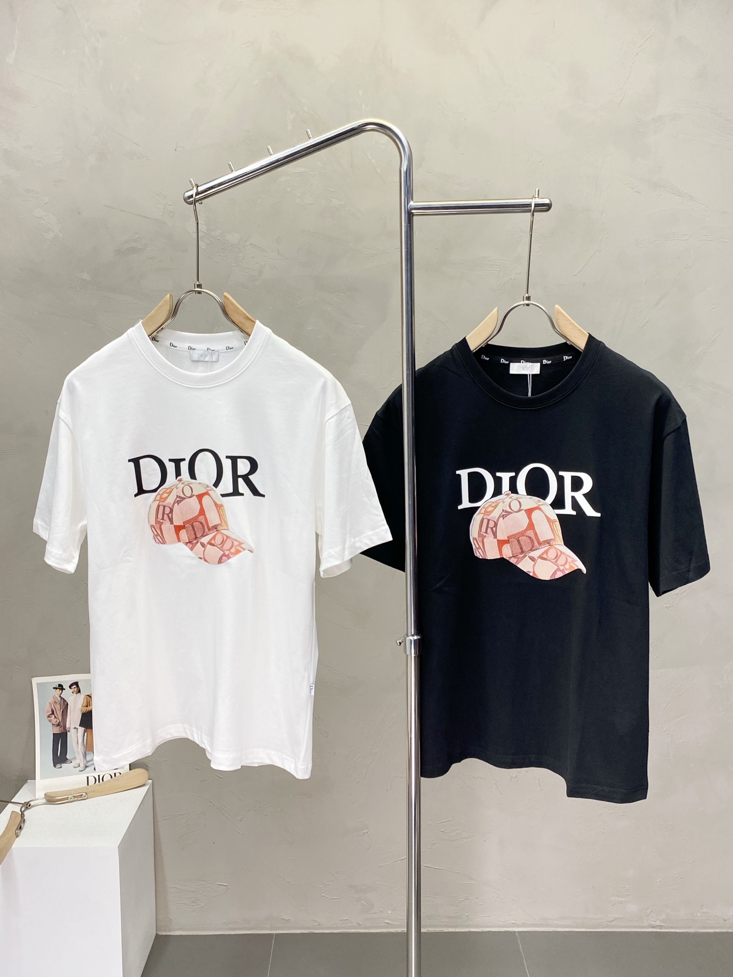 NO:422853,.Dior exclusively offers new original single men's casual short sleeves, high-end customization, high-end version, fashionable and versatile imported fabric, super soft and delicate, skin-friendly and comfortable to wear, high-end boutique, OEM, fine production, very good for the top body, men's essential items, three standards, M-3XL,,dior,dior,T-shirt,alexander wang19860909.Dior迪奥独家专供新款原单男士休闲短袖 高端定制 高版本 时尚百搭爆款进口面料 手感超柔软细腻 穿着亲肤舒适 高端精品 代工厂精细做上身非常赞 男士必备单品 三标齐全 码数M-3XL,,dior,dior,T-shirt,alexander wang,Men's clothing