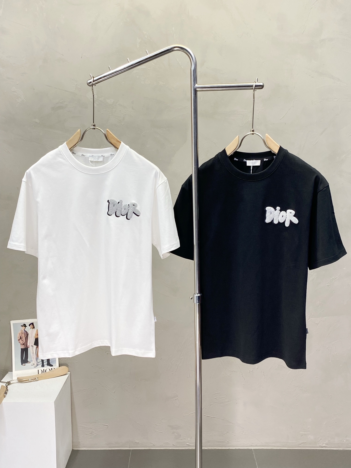 NO:430645,.Dior exclusively offers new original single men's casual short sleeves, high-end customization, high-end version, fashionable and versatile imported fabric, super soft and delicate, skin-friendly and comfortable to wear, high-end boutique, OEM, fine production, very good for the top body, men's essential items, three standards, M-3XL,,dior,dior,T-shirt,alexander wang19860909.Dior迪奥独家专供新款原单男士休闲短袖 高端定制 高版本 时尚百搭爆款进口面料 手感超柔软细腻 穿着亲肤舒适 高端精品 代工厂精细做上身非常赞 男士必备单品 三标齐全 码数M-3XL,,dior,dior,T-shirt,alexander wang,Men's clothing