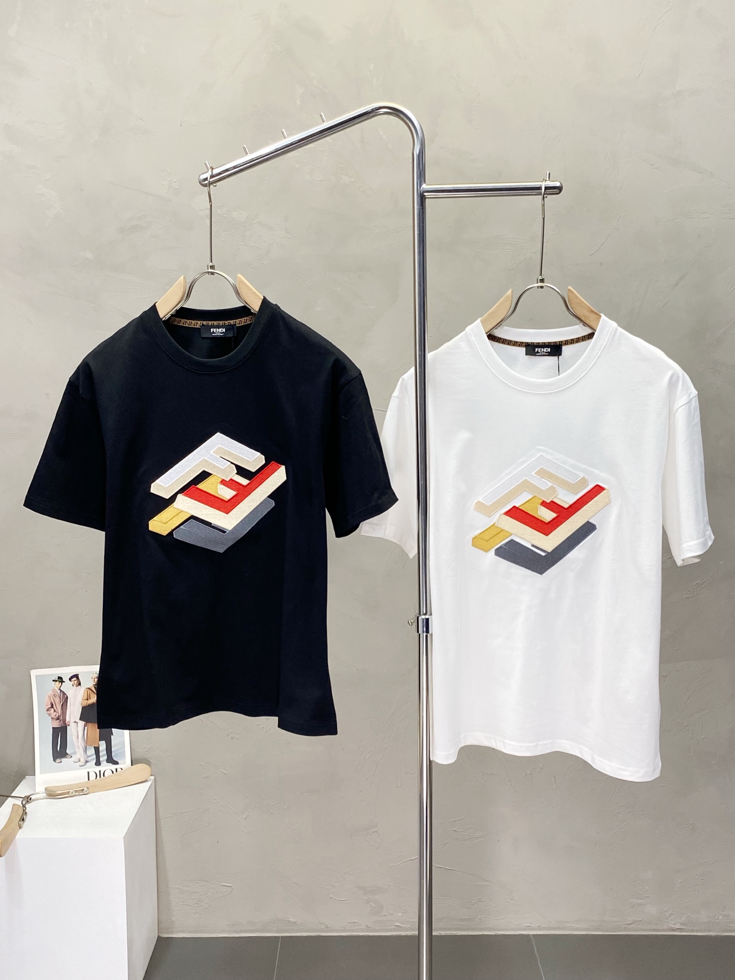 NO:426257,.FENDI exclusively offers new original single men's casual short sleeves, high-end customization, high-end version, fashionable and versatile imported fabric, super soft and delicate, skin-friendly and comfortable to wear, high-end boutique, OEM, fine-made, very good for the upper body, men's essential items, complete three standards, M-3XL,,fendi,fendi,T-shirt,alexander wang19860909.FENDI芬迪独家专供新款原单男士休闲短袖 高端定制 高版本 时尚百搭爆款进口面料 手感超柔软细腻 穿着亲肤舒适 高端精品 代工厂精细做上身非常赞 男士必备单品 三标齐全 码数M-3XL,,fendi,fendi,T-shirt,alexander wang,Men's clothing