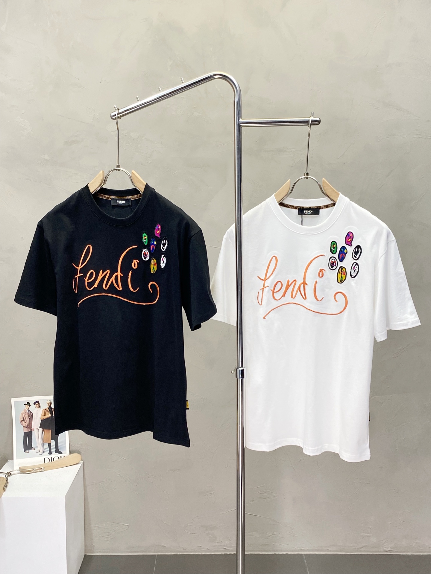 NO:428607,.FENDI exclusively offers new original single men's casual short sleeves, high-end customization, high-end version, fashionable and versatile imported fabric, super soft and delicate, skin-friendly and comfortable to wear, high-end boutique, OEM, fine-made, very good for the upper body, men's essential items, complete three standards, M-3XL,,fendi,fendi,T-shirt,alexander wang19860909.FENDI芬迪独家专供新款原单男士休闲短袖 高端定制 高版本 时尚百搭爆款进口面料 手感超柔软细腻 穿着亲肤舒适 高端精品 代工厂精细做上身非常赞 男士必备单品 三标齐全 码数M-3XL,,fendi,fendi,T-shirt,alexander wang,Men's clothing