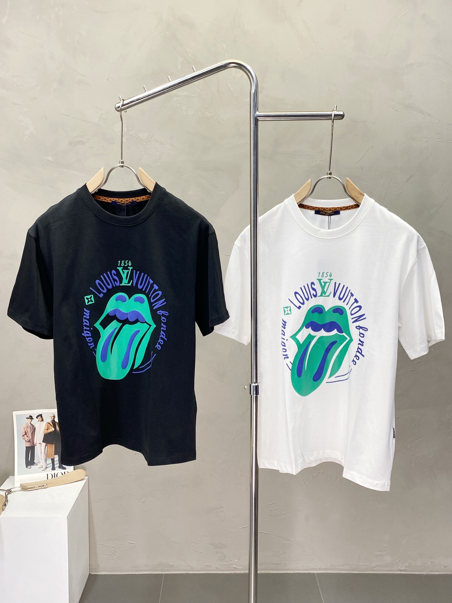 NO:422863,.Louis Vuitton exclusively offers new original single men's casual short sleeves, high-end customization, high-end version, fashionable and versatile imported fabric, super soft and delicate, skin-friendly and comfortable to wear, high-end boutique, OEM, fine-made top body, very good, men's essential items, three standards, complete code M-3XL,,louis vuitton,louis vuitton,T-shirt,alexander wang19860909.Louis Vuitton路易威登独家专供新款原单男士休闲短袖 高端定制 高版本 时尚百搭爆款进口面料 手感超柔软细腻 穿着亲肤舒适 高端精品 代工厂精细做上身非常赞 男士必备单品 三标齐全 码数M-3XL,,louis vuitton,louis vuitton,T-shirt,alexander wang,Men's clothing