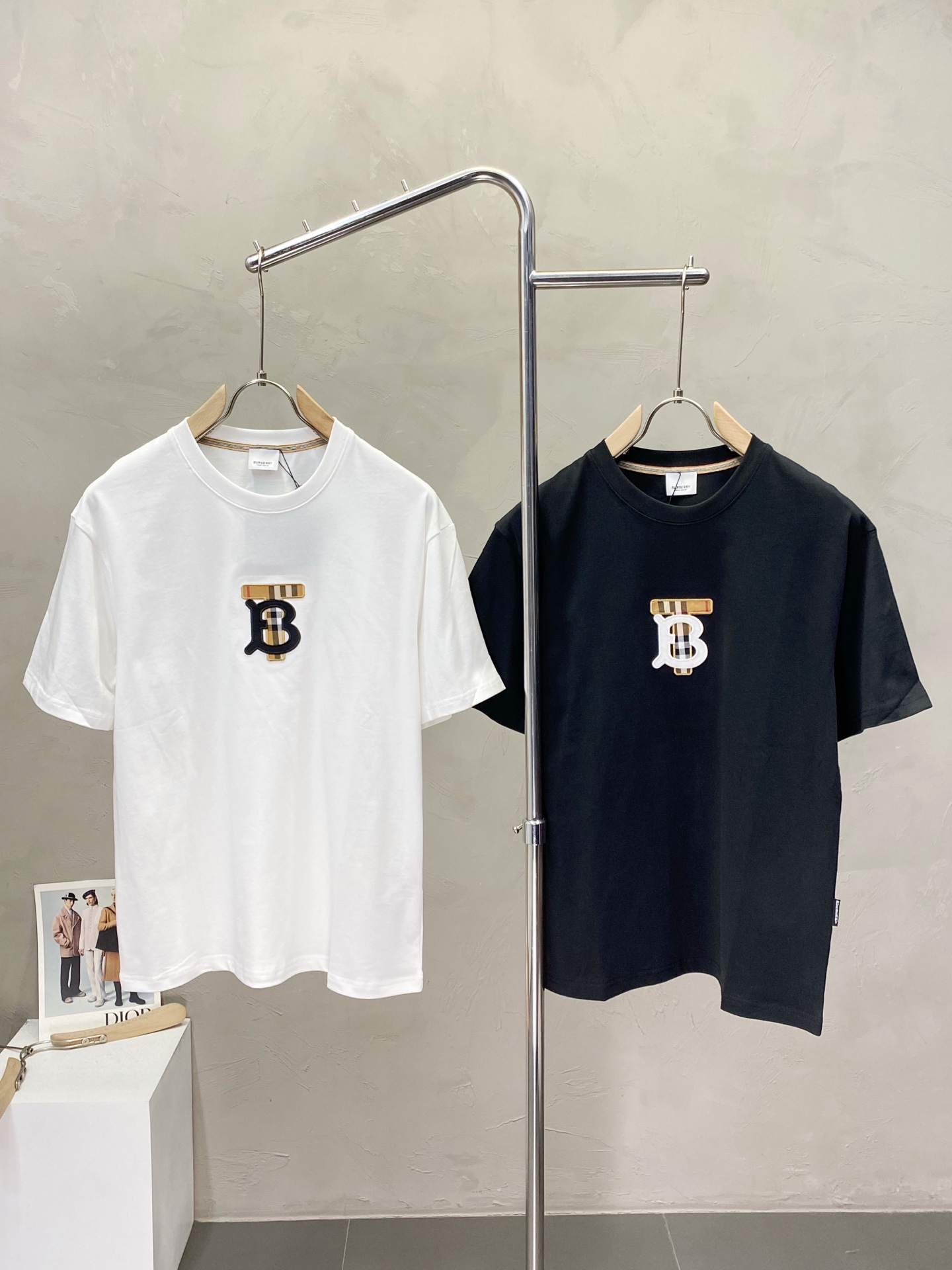 NO:426262,.Burberry Burberry exclusively offers new original single men's casual short sleeves, high-end customization, high-end version, fashionable and versatile imported fabric, super soft and delicate, skin-friendly and comfortable to wear, high-end boutique, OEM, fine production, very good for the upper body, men's essential items, complete three standards, M-3XL,,burberry,burberry,T-shirt,alexander wang19860909.Burberry巴宝莉独家专供新款原单男士休闲短袖 高端定制 高版本 时尚百搭爆款进口面料 手感超柔软细腻 穿着亲肤舒适 高端精品 代工厂精细做上身非常赞 男士必备单品 三标齐全 码数M-3XL,,burberry,burberry,T-shirt,alexander wang,Men's clothing