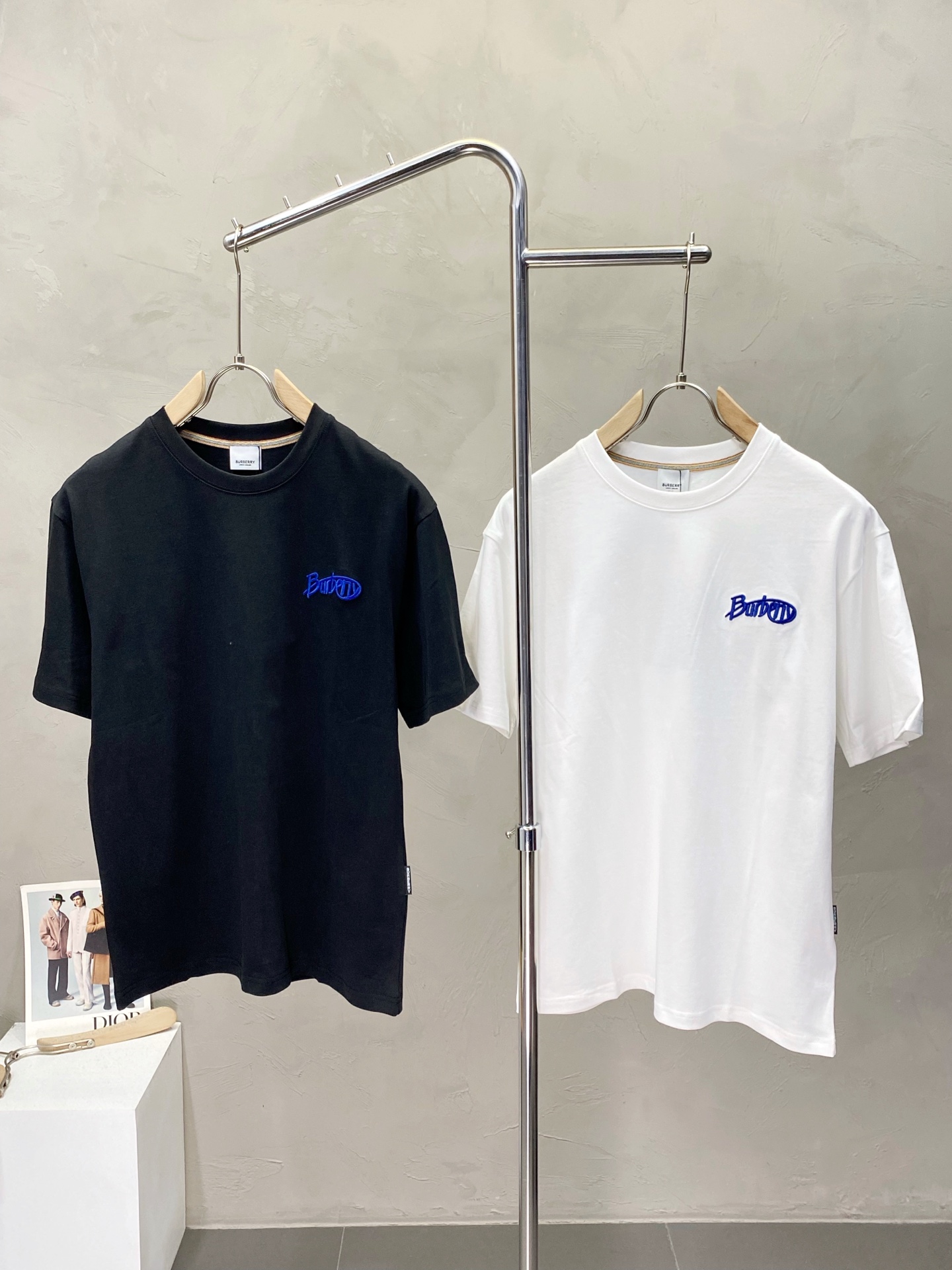 NO:430650,.Burberry Burberry exclusively offers new original single men's casual short sleeves, high-end customization, high-end version, fashionable and versatile imported fabric, super soft and delicate, skin-friendly and comfortable to wear, high-end boutique, OEM, fine production, very good for the upper body, men's essential items, complete three standards, M-3XL,,burberry,burberry,T-shirt,alexander wang19860909.Burberry巴宝莉独家专供新款原单男士休闲短袖 高端定制 高版本 时尚百搭爆款进口面料 手感超柔软细腻 穿着亲肤舒适 高端精品 代工厂精细做上身非常赞 男士必备单品 三标齐全 码数M-3XL,,burberry,burberry,T-shirt,alexander wang,Men's clothing