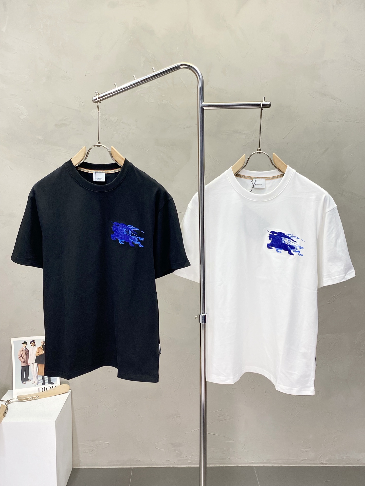 NO:428574,.Burberry Burberry exclusively offers new original single men's casual short sleeves, high-end customization, high-end version, fashionable and versatile imported fabric, super soft and delicate, skin-friendly and comfortable to wear, high-end boutique, OEM, fine production, very good for the upper body, men's essential items, complete three standards, M-3XL,,burberry,burberry,T-shirt,alexander wang19860909.Burberry巴宝莉独家专供新款原单男士休闲短袖 高端定制 高版本 时尚百搭爆款进口面料 手感超柔软细腻 穿着亲肤舒适 高端精品 代工厂精细做上身非常赞 男士必备单品 三标齐全 码数M-3XL,,burberry,burberry,T-shirt,alexander wang,Men's clothing