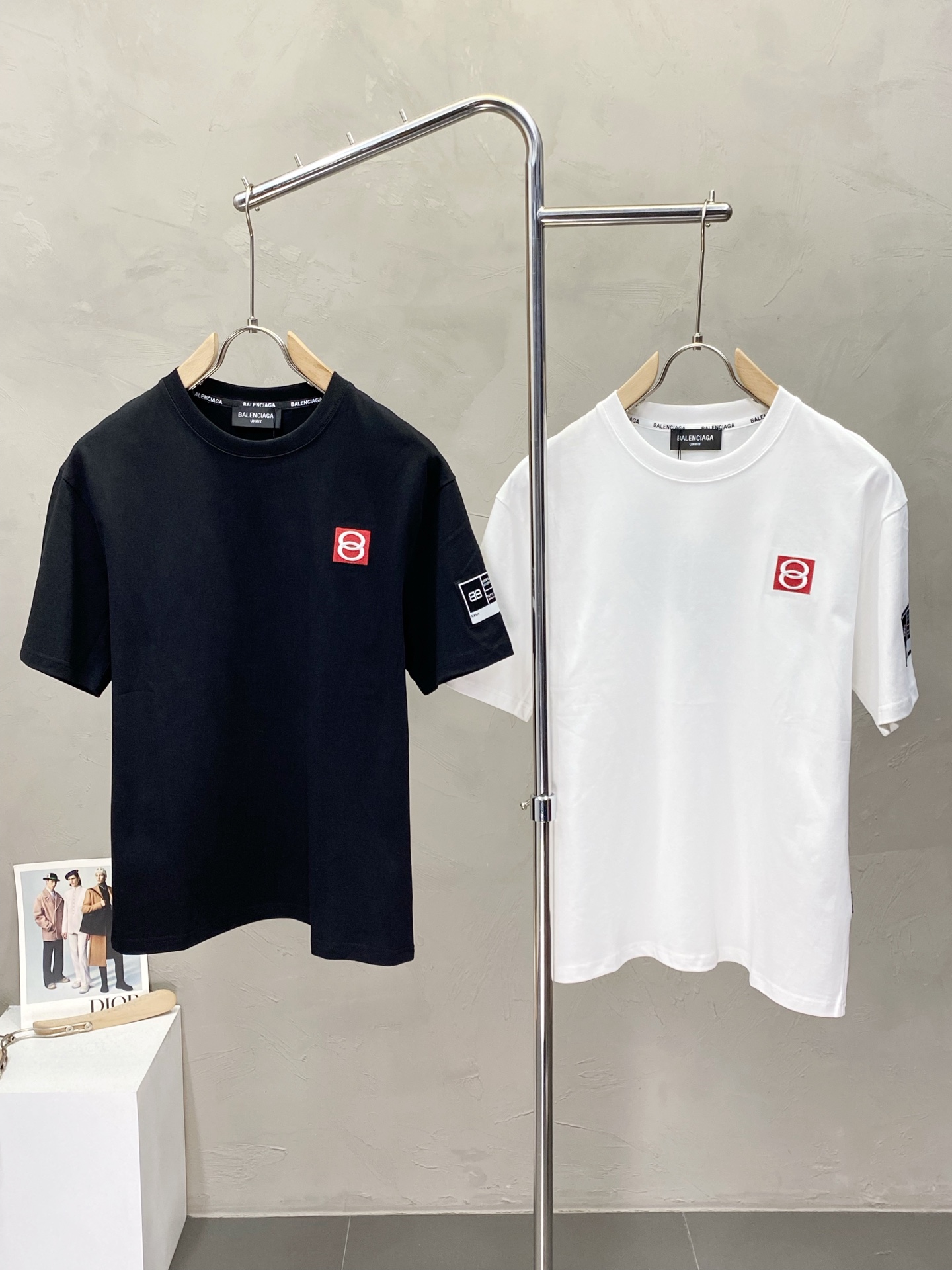 NO:430655,.Balenciga exclusively offers new original single men's casual short sleeves, high-end customization, high-end version, fashionable and versatile imported fabric, super soft and delicate, skin-friendly and comfortable to wear, high-end boutique, OEM, fine-made top body, very good, men's essential items, three standards, code M-3XL,,balenciaga,balenciaga,T-shirt,alexander wang19860909.Balenciga巴黎世家独家专供新款原单男士休闲短袖 高端定制 高版本 时尚百搭爆款进口面料 手感超柔软细腻 穿着亲肤舒适 高端精品 代工厂精细做上身非常赞 男士必备单品 三标齐全 码数M-3XL,,balenciaga,balenciaga,T-shirt,alexander wang,Men's clothing