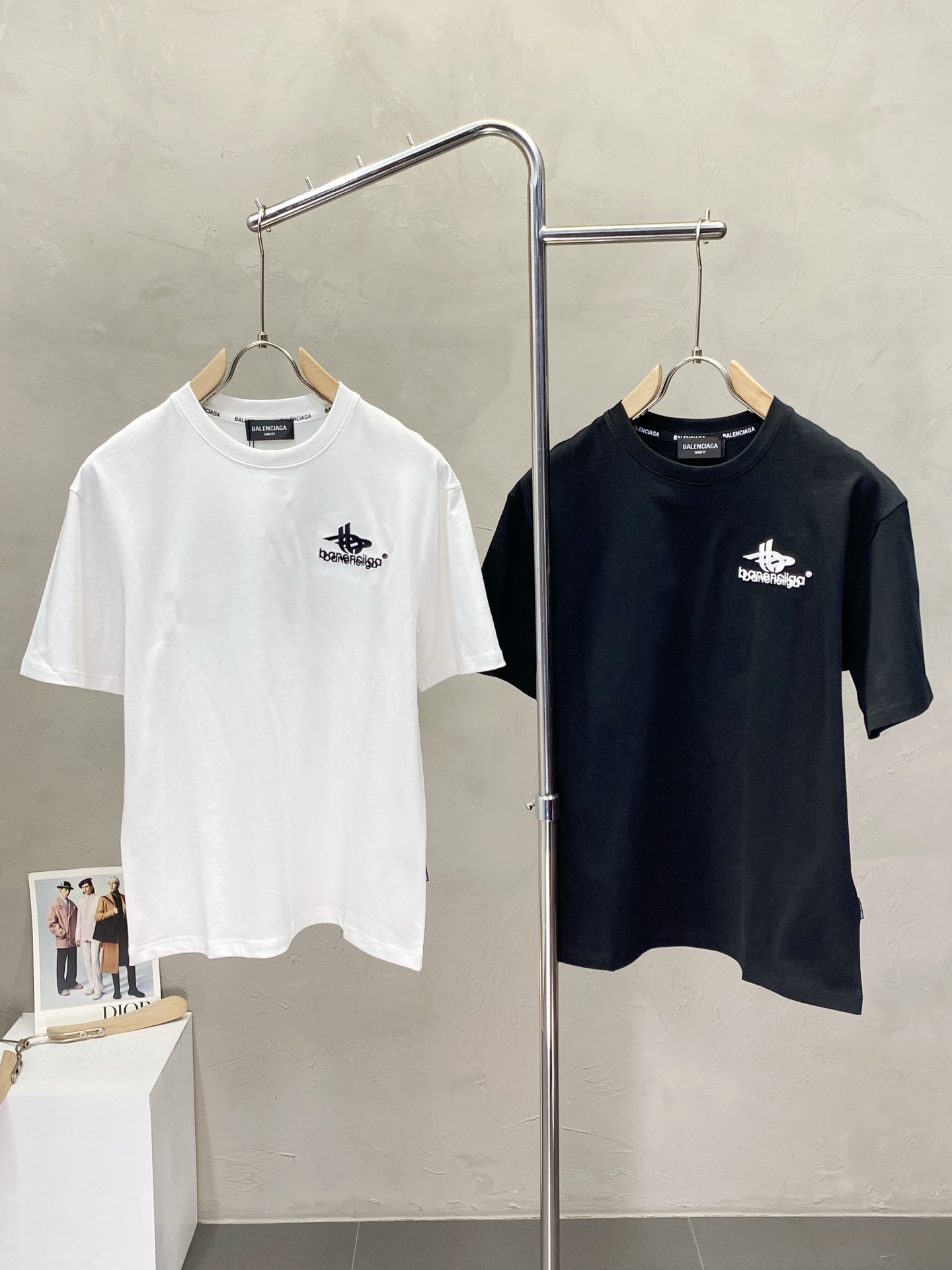 NO:422797,.Balenciga exclusively offers new original single men's casual short sleeves, high-end customization, high-end version, fashionable and versatile imported fabric, super soft and delicate, skin-friendly and comfortable to wear, high-end boutique, OEM, fine-made top body, very good, men's essential items, three standards, M-3XL,,balenciaga,balenciaga,T-shirt,alexander wang19860909.Balenciga巴黎世家独家专供新款原单男士休闲短袖 高端定制 高版本 时尚百搭爆款进口面料 手感超柔软细腻 穿着亲肤舒适 高端精品 代工厂精细做上身非常赞 男士必备单品 三标齐全 码数M-3XL,,balenciaga,balenciaga,T-shirt,alexander wang,Men's clothing