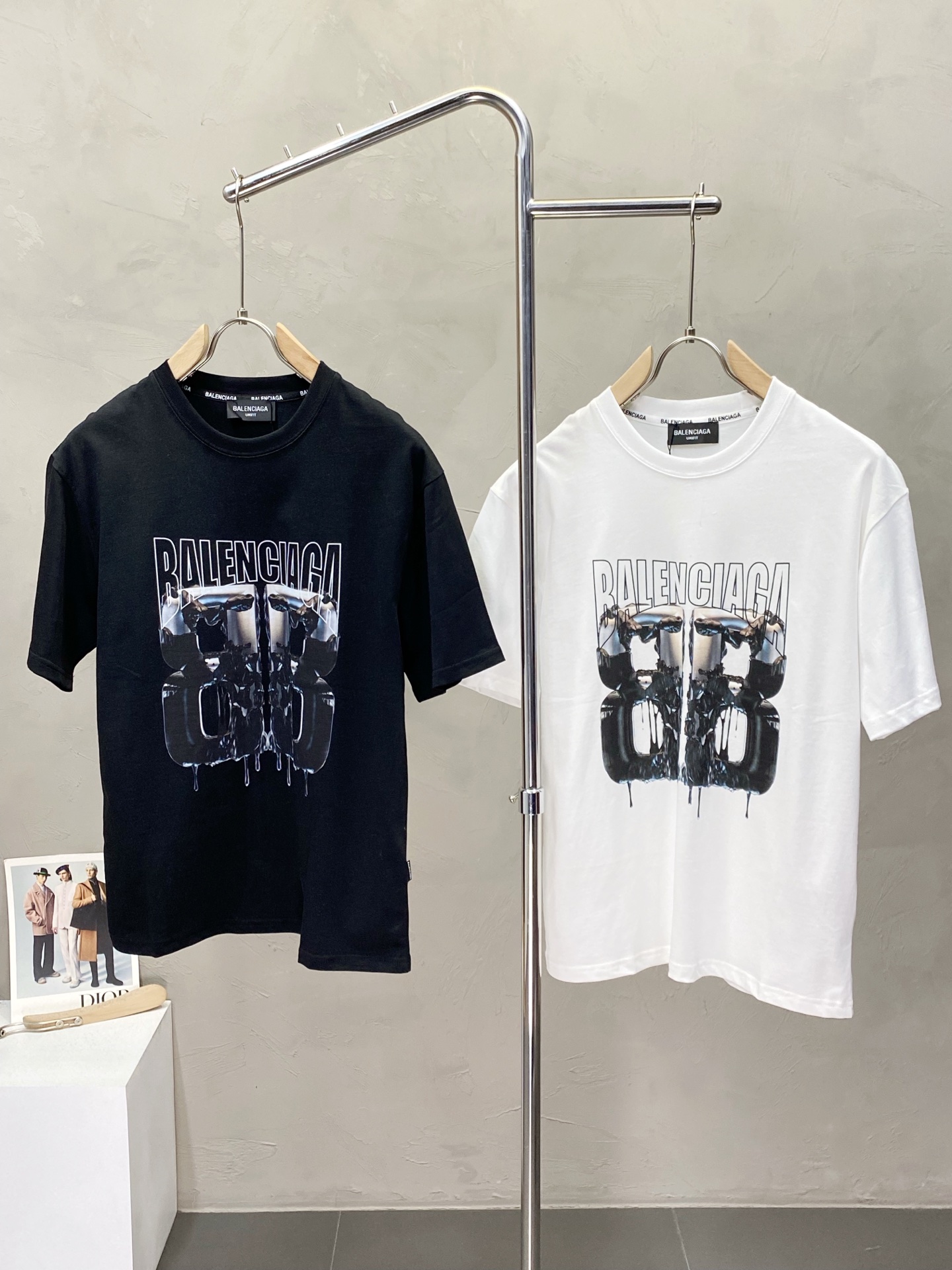 NO:426272,.Balenciga exclusively offers new original single men's casual short sleeves, high-end customization, high-end version, fashionable and versatile imported fabric, super soft and delicate, skin-friendly and comfortable to wear, high-end boutique, OEM, fine-made top body, very good, men's essential items, three standards, M-3XL,,balenciaga,balenciaga,T-shirt,alexander wang19860909.Balenciga巴黎世家独家专供新款原单男士休闲短袖 高端定制 高版本 时尚百搭爆款进口面料 手感超柔软细腻 穿着亲肤舒适 高端精品 代工厂精细做上身非常赞 男士必备单品 三标齐全 码数M-3XL,,balenciaga,balenciaga,T-shirt,alexander wang,Men's clothing