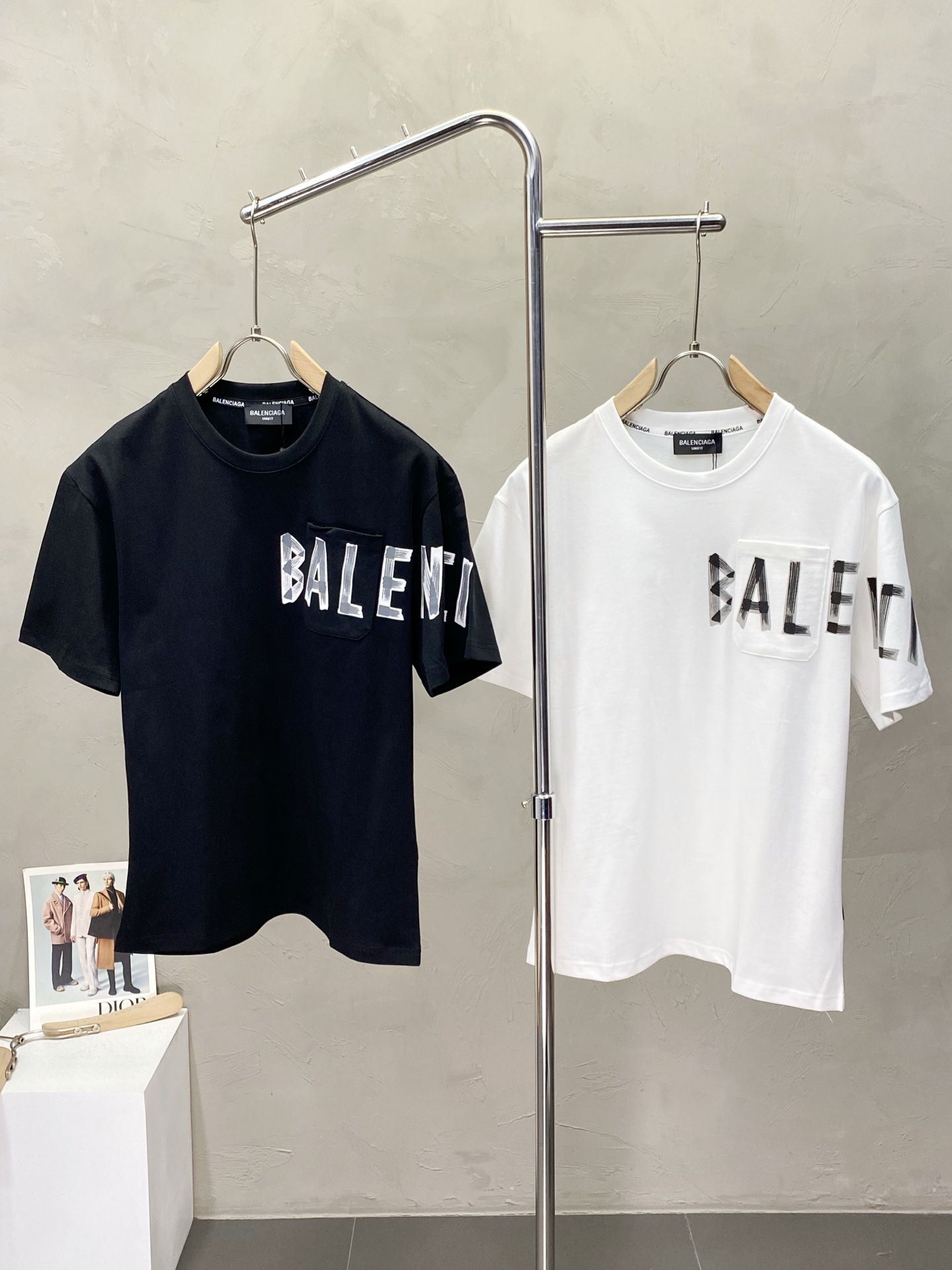 NO:428579,.Balenciga exclusively offers new original single men's casual short sleeves, high-end customization, high-end version, fashionable and versatile imported fabric, super soft and delicate, skin-friendly and comfortable to wear, high-end boutique, OEM, fine-made top body, very good, men's essential items, three standards, code M-3XL,,balenciaga,balenciaga,T-shirt,alexander wang19860909.Balenciga巴黎世家独家专供新款原单男士休闲短袖 高端定制 高版本 时尚百搭爆款进口面料 手感超柔软细腻 穿着亲肤舒适 高端精品 代工厂精细做上身非常赞 男士必备单品 三标齐全 码数M-3XL,,balenciaga,balenciaga,T-shirt,alexander wang,Men's clothing