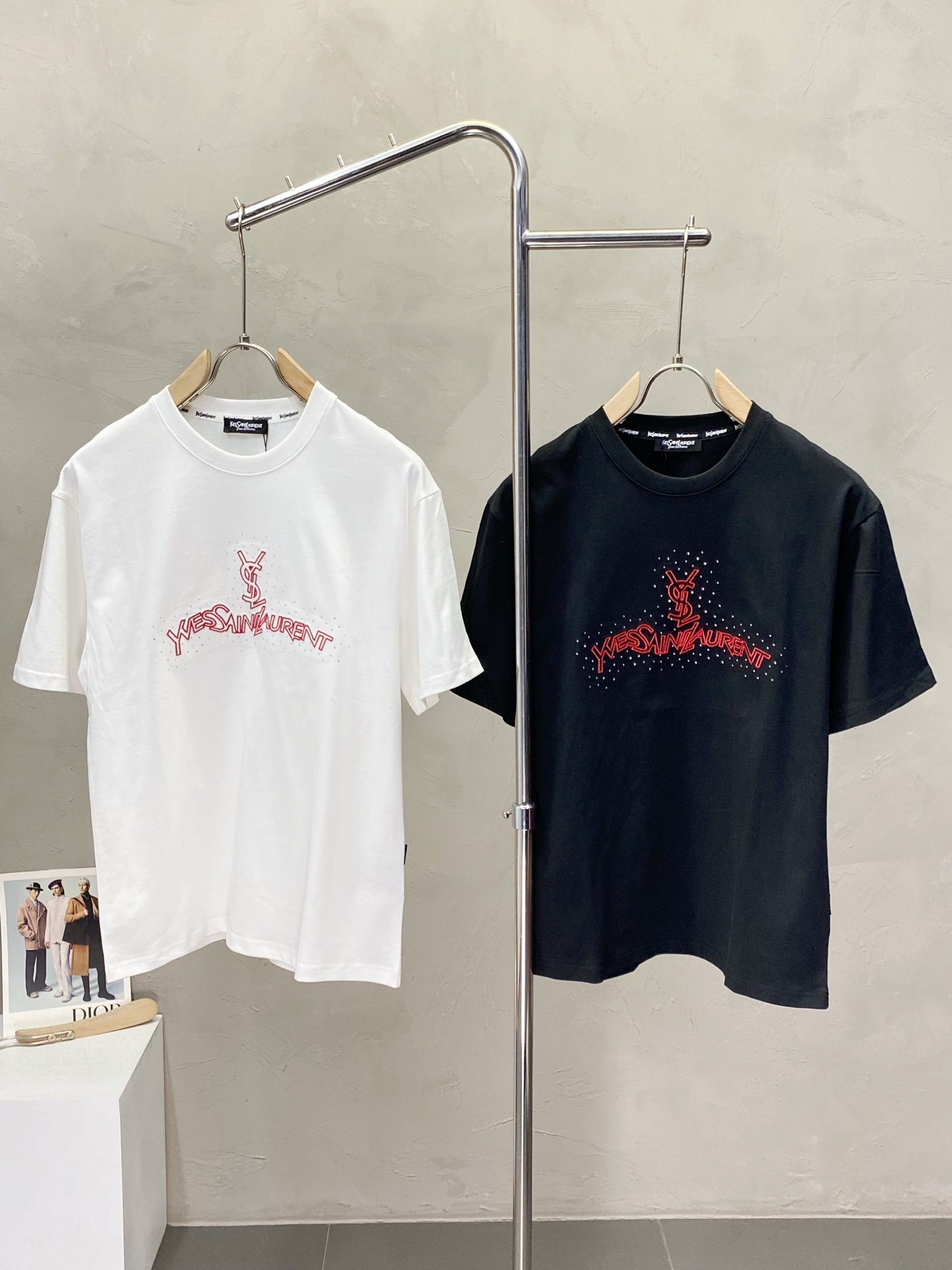 NO:430660,.SAINT LAURENT Saint Laurent YSL exclusively offers new original single men's casual short sleeves, high-end customization, high-end version, fashionable and versatile imported fabric, super soft and delicate, skin-friendly and comfortable to wear, high-end boutique, OEM, fine-made top body, very good, men's essential items, three standards, complete code M-3XL,,saint laurent,saint laurent,saint laurent,saint laurent,T-shirt,alexander wang19860909.SAINT LAURENT圣罗兰YSL独家专供新款原单男士休闲短袖 高端定制 高版本 时尚百搭爆款进口面料 手感超柔软细腻 穿着亲肤舒适 高端精品 代工厂精细做上身非常赞 男士必备单品 三标齐全 码数M-3XL,,saint laurent,saint laurent,saint laurent,T-shirt,alexander wang,Men's clothing