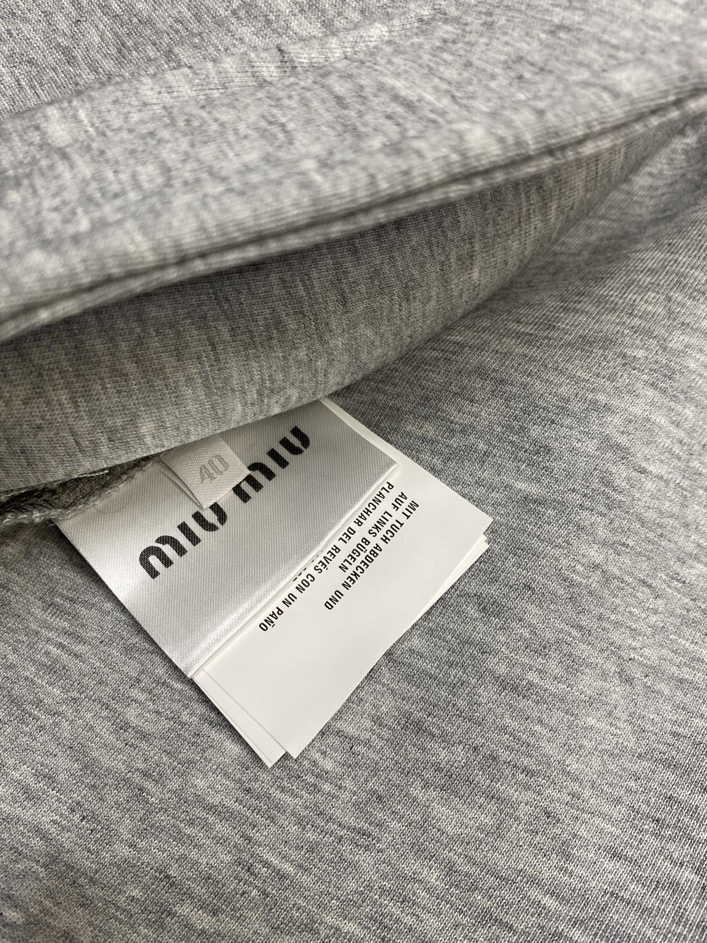 。MIUMIU谬谬💥独家专供新品时尚休闲秋冬翻领外套 进口原版科技面料，柔软舒适，上身舒适透气，亲肤不扎