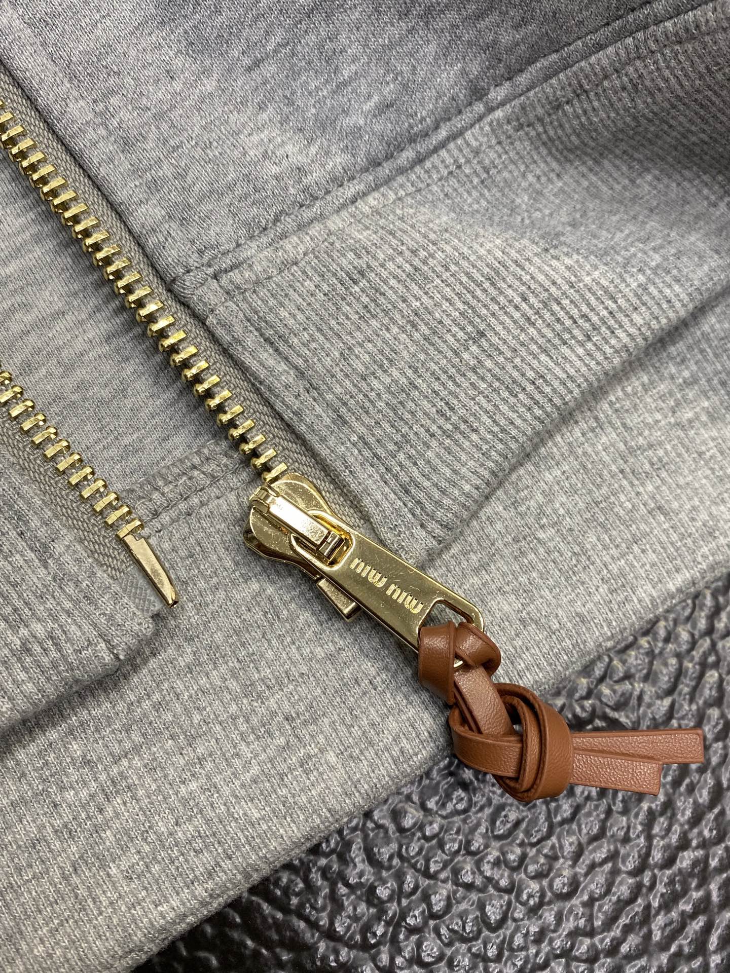 。MIUMIU谬谬💥独家专供新品时尚休闲秋冬翻领外套 进口原版科技面料，柔软舒适，上身舒适透气，亲肤不扎