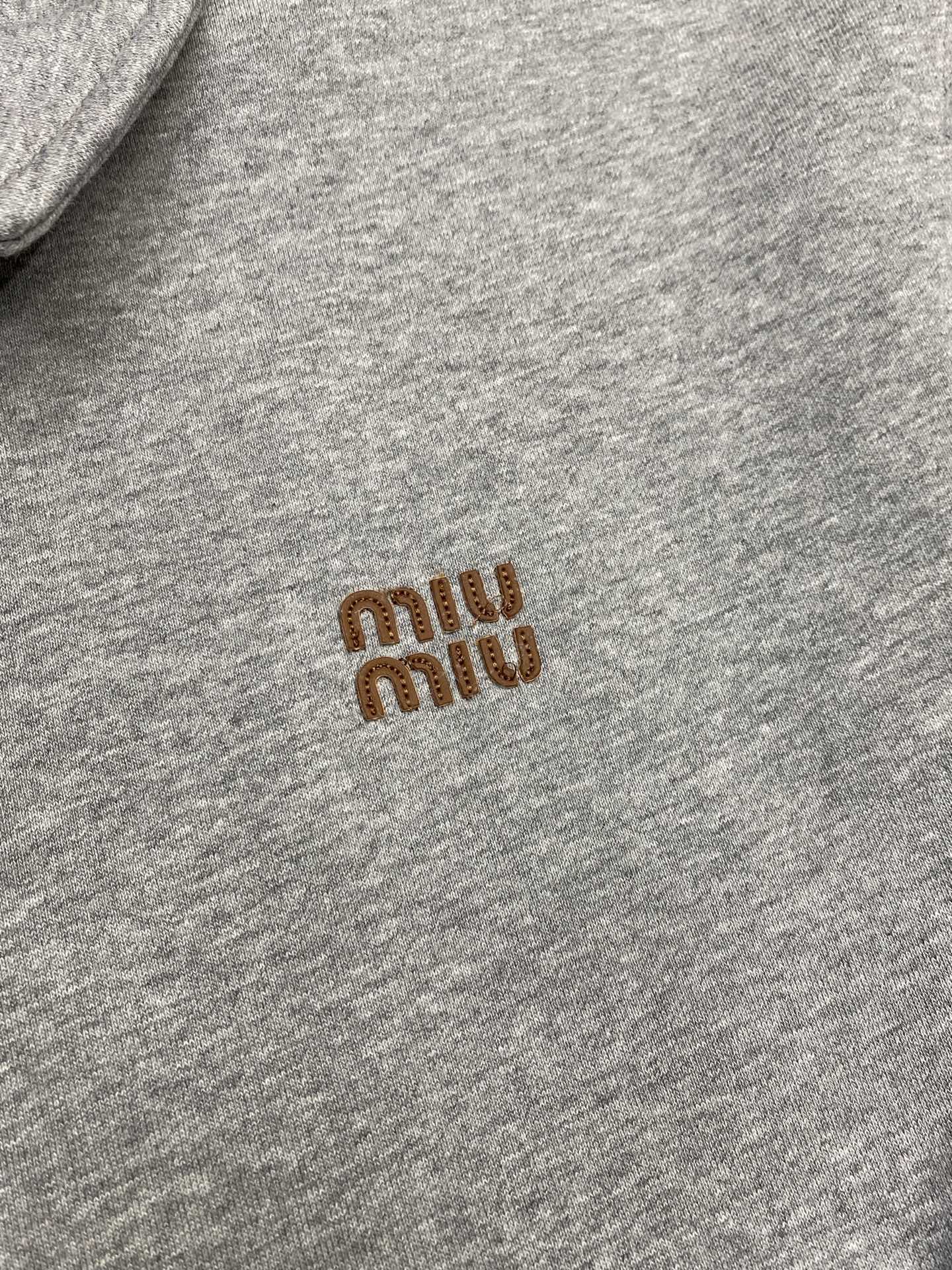 。MIUMIU谬谬💥独家专供新品时尚休闲秋冬翻领外套 进口原版科技面料，柔软舒适，上身舒适透气，亲肤不扎