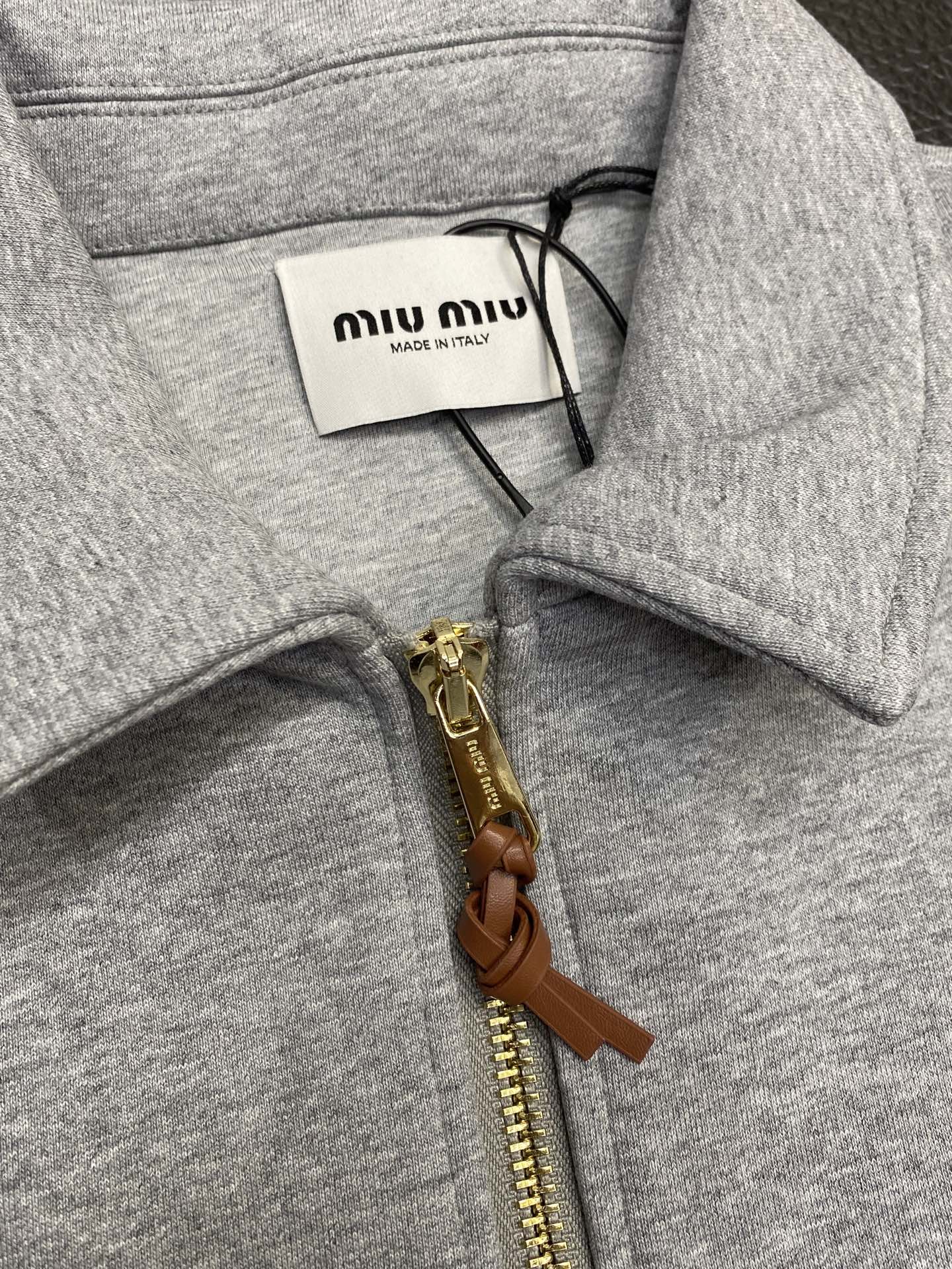 。MIUMIU谬谬💥独家专供新品时尚休闲秋冬翻领外套 进口原版科技面料，柔软舒适，上身舒适透气，亲肤不扎