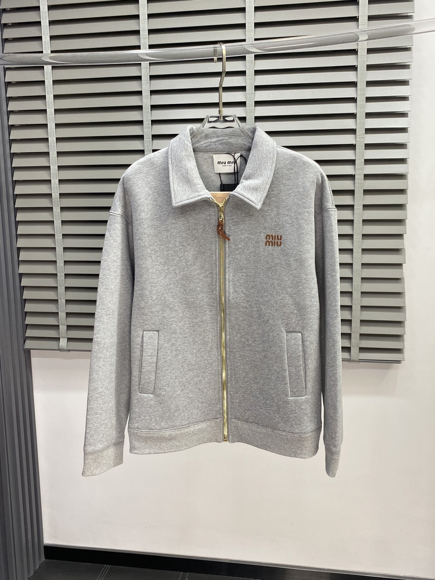。MIUMIU谬谬💥独家专供新品时尚休闲秋冬翻领外套 进口原版科技面料，柔软舒适，上身舒适透气，亲肤不扎