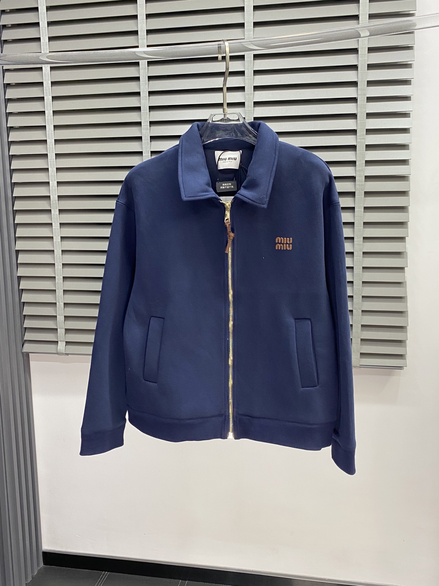 。MIUMIU谬谬💥独家专供新品时尚休闲秋冬翻领外套 进口原版科技面料，柔软舒适，上身舒适透气，亲肤不扎