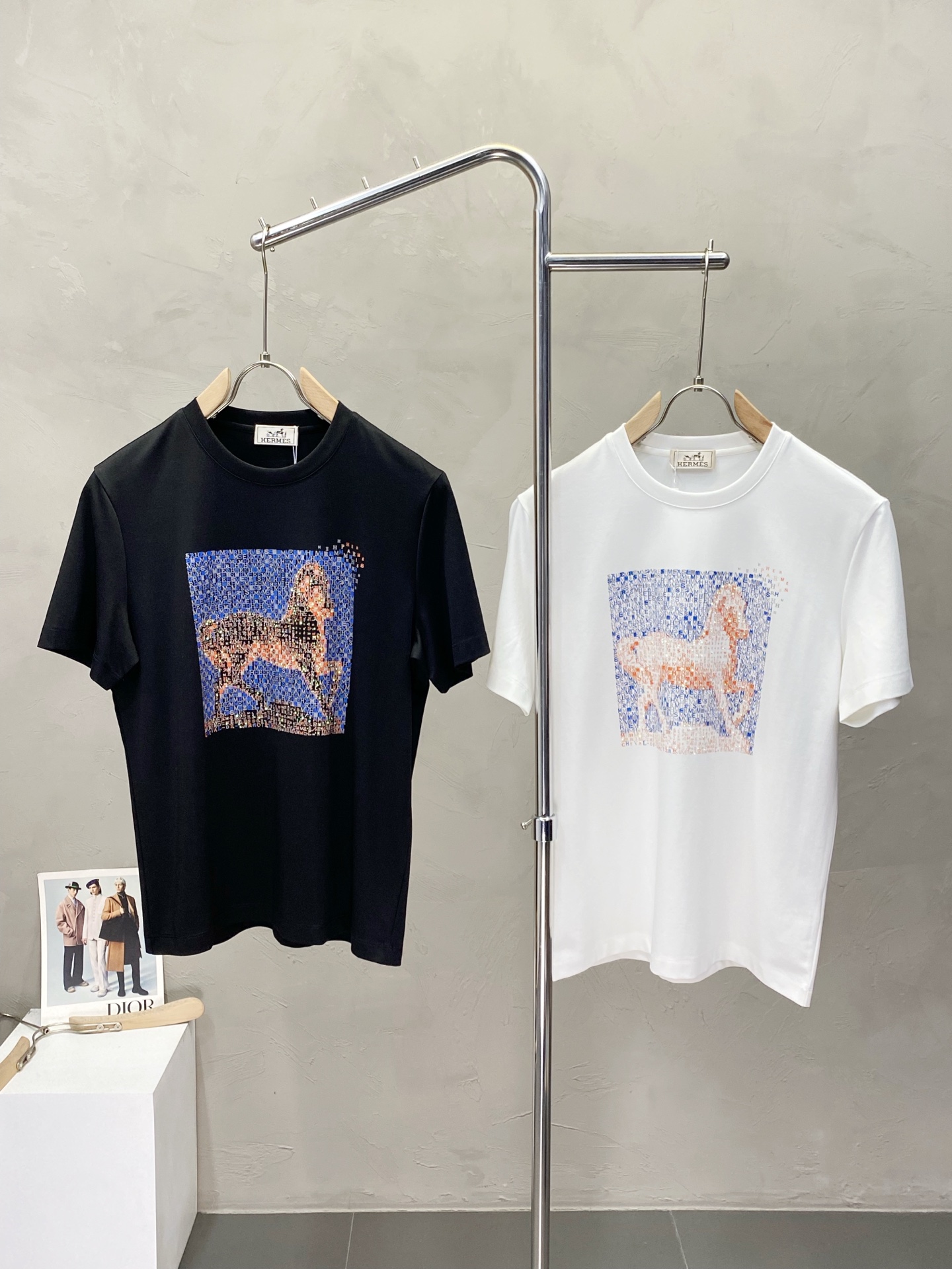 NO:451698,.Hermès exclusively offers new original single men's casual short sleeves, high-end customization, high-end version, fashionable and versatile imported fabric, super soft and delicate, skin-friendly and comfortable to wear, high-end boutique, OEM factory fine-made top body, very good men's essential items, three standards, code M-4XL,, hermes, hermes, T-shirt, alexander wang19860909.Hermès爱马仕独家专供新款原单男士休闲短袖 高端定制 高端版本 时尚百搭爆款进口面料 手感超柔软细腻 穿着亲肤舒适 高端精品 代工厂精细做上身非常赞 男士必备单品 三标齐全 码数M-4XL,,hermes,hermes,T-shirt,alexander wang,Men's clothing