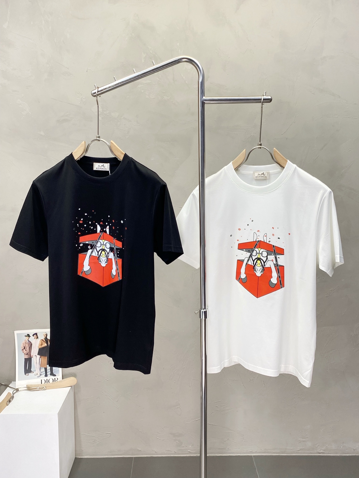 NO:451692,.Hermès exclusively offers new original single men's casual short sleeves, high-end customization, high-end version, fashionable and versatile imported fabric, super soft and delicate, skin-friendly and comfortable to wear, high-end boutique, OEM factory fine-made top body, very good men's essential items, three standards, code M-3XL,, hermes, hermes, T-shirt, alexander wang19860909.Hermès爱马仕独家专供新款原单男士休闲短袖 高端定制 高端版本 时尚百搭爆款进口面料 手感超柔软细腻 穿着亲肤舒适 高端精品 代工厂精细做上身非常赞 男士必备单品 三标齐全 码数M-3XL,,hermes,hermes,T-shirt,alexander wang,Men's clothing