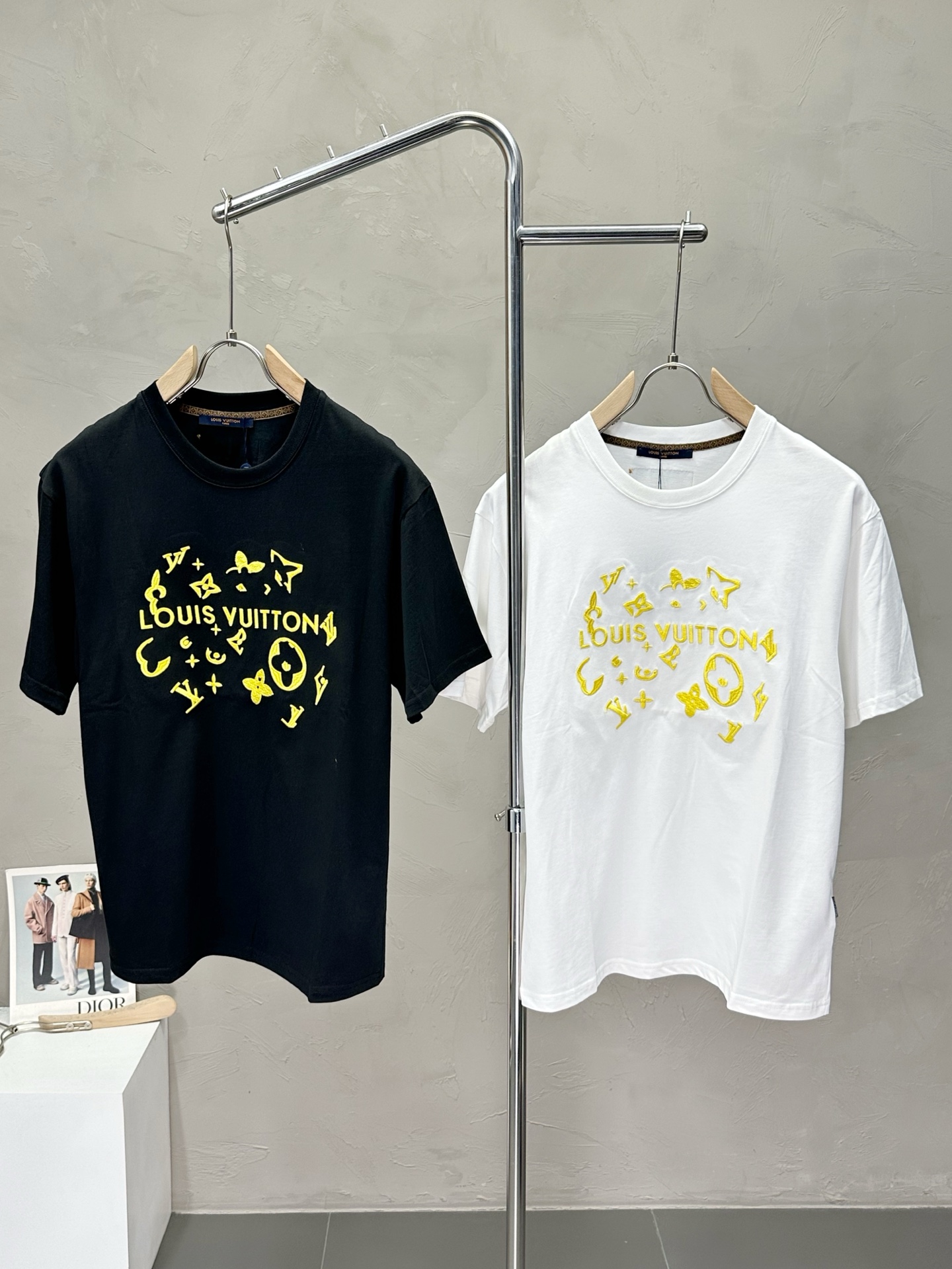 NO:426277,.Louis Vuitton exclusively offers new original single men's casual short sleeves, high-end customization, high-end version, fashionable and versatile imported fabric, super soft and delicate, skin-friendly and comfortable to wear, high-end boutique, OEM, fine-made top body, very good, men's essential items, three standards, complete code M-3XL,,louis vuitton,louis vuitton,T-shirt,alexander wang19860909.Louis Vuitton路易威登独家专供新款原单男士休闲短袖 高端定制 高版本 时尚百搭爆款进口面料 手感超柔软细腻 穿着亲肤舒适 高端精品 代工厂精细做上身非常赞 男士必备单品 三标齐全 码数M-3XL,,louis vuitton,louis vuitton,T-shirt,alexander wang,Men's clothing