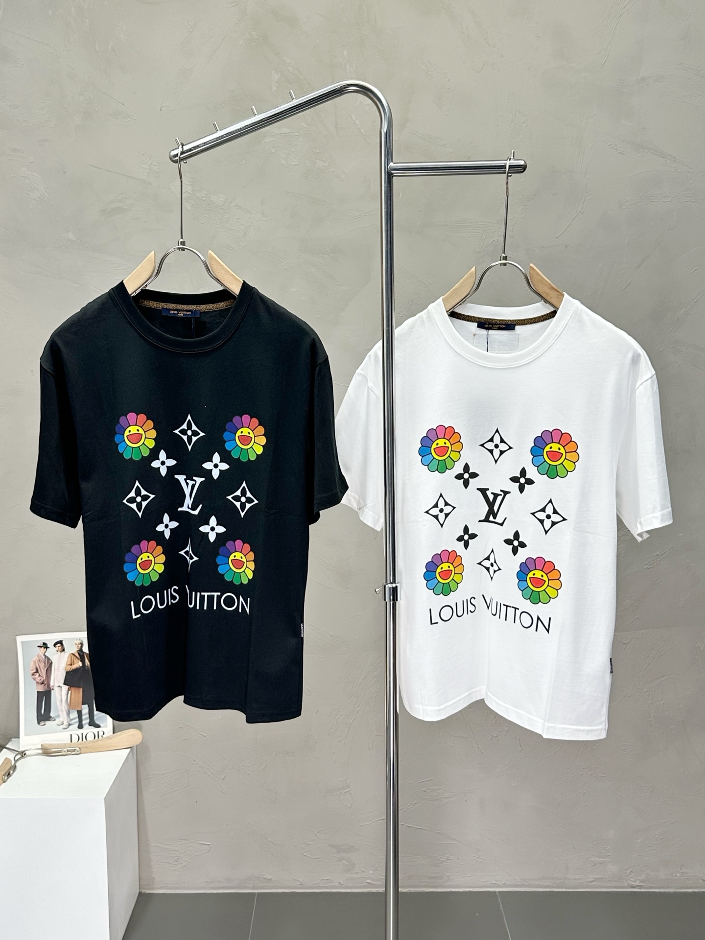 NO:428582,.Louis Vuitton exclusively offers new original single men's casual short sleeves, high-end customization, high-end version, fashionable and versatile imported fabric, super soft and delicate, skin-friendly and comfortable to wear, high-end boutique, OEM, fine-made top body, very good, men's essential items, three standards, complete code M-3XL,,louis vuitton,louis vuitton,T-shirt,alexander wang19860909.Louis Vuitton路易威登独家专供新款原单男士休闲短袖 高端定制 高版本 时尚百搭爆款进口面料 手感超柔软细腻 穿着亲肤舒适 高端精品 代工厂精细做上身非常赞 男士必备单品 三标齐全 码数M-3XL,,louis vuitton,louis vuitton,T-shirt,alexander wang,Men's clothing