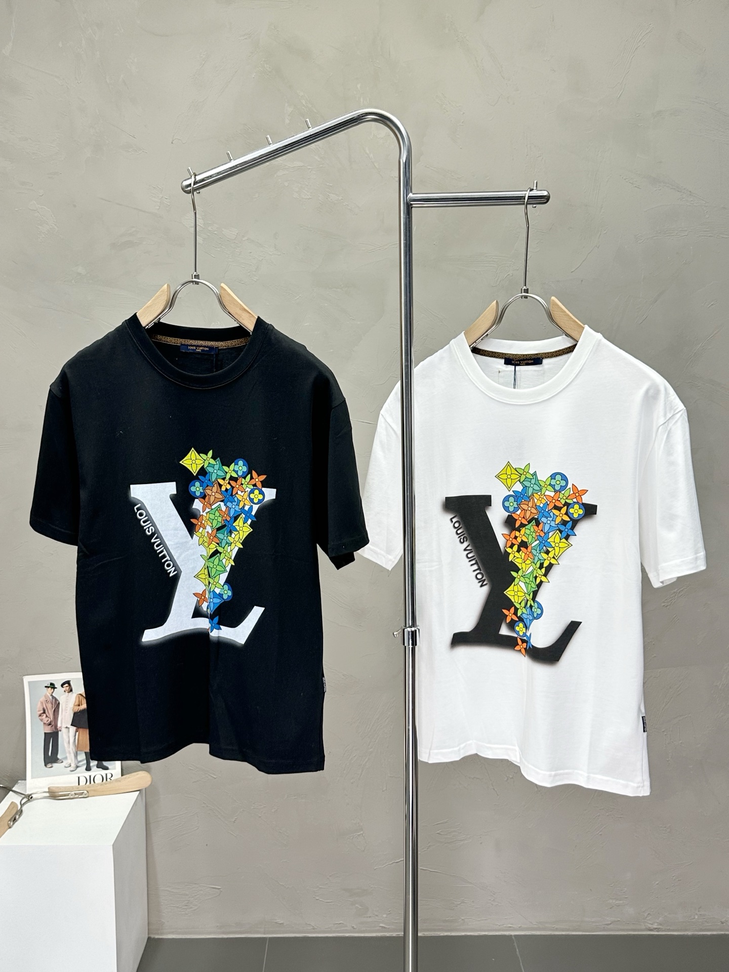 NO:422806,.Louis Vuitton exclusively offers new original single men's casual short sleeves, high-end customization, high-end version, fashionable and versatile imported fabric, super soft and delicate, skin-friendly and comfortable to wear, high-end boutique, OEM, fine-made top body, very good, men's essential items, three standards, complete code M-3XL,,louis vuitton,louis vuitton,T-shirt,alexander wang19860909.Louis Vuitton路易威登独家专供新款原单男士休闲短袖 高端定制 高版本 时尚百搭爆款进口面料 手感超柔软细腻 穿着亲肤舒适 高端精品 代工厂精细做上身非常赞 男士必备单品 三标齐全 码数M-3XL,,louis vuitton,louis vuitton,T-shirt,alexander wang,Men's clothing