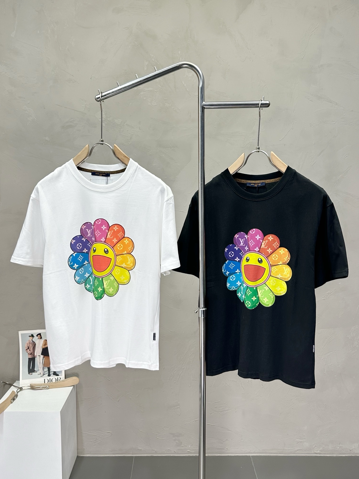 NO:430665,.Louis Vuitton exclusively offers new original single men's casual short sleeves, high-end customization, high-end version, fashionable and versatile imported fabric, super soft and delicate, skin-friendly and comfortable to wear, high-end boutique, OEM, fine-made top body, very good, men's essential items, three standards, complete code M-3XL,,louis vuitton,louis vuitton,T-shirt,alexander wang19860909.Louis Vuitton路易威登独家专供新款原单男士休闲短袖 高端定制 高版本 时尚百搭爆款进口面料 手感超柔软细腻 穿着亲肤舒适 高端精品 代工厂精细做上身非常赞 男士必备单品 三标齐全 码数M-3XL,,louis vuitton,louis vuitton,T-shirt,alexander wang,Men's clothing