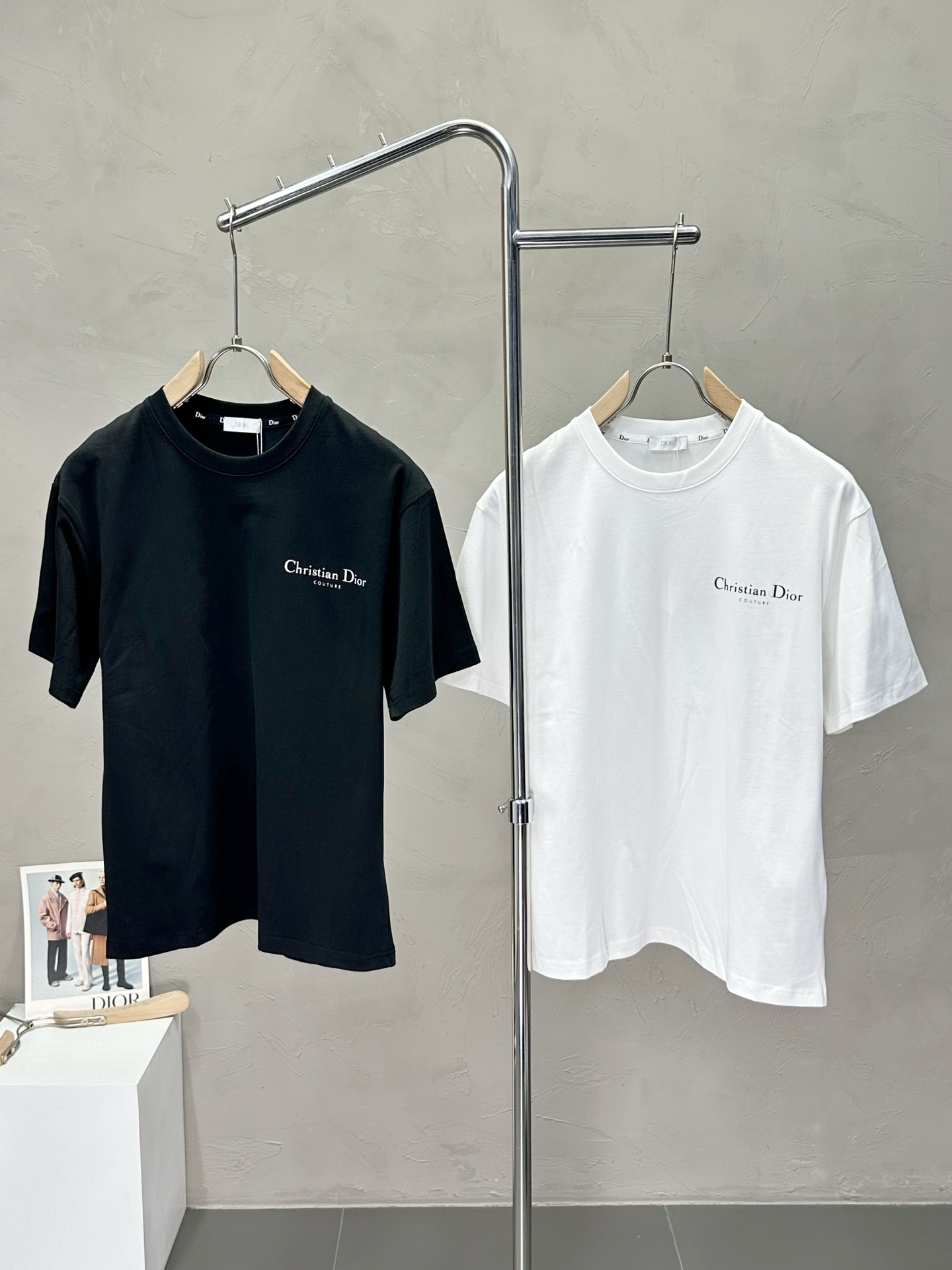 NO:430676,.Dior exclusively offers new original single men's casual short sleeves, high-end customization, high-end version, fashionable and versatile imported fabric, super soft and delicate, skin-friendly and comfortable to wear, high-end boutique, OEM, fine production, very good for the top body, men's essential items, three standards, M-3XL,,dior,dior,T-shirt,alexander wang19860909.Dior迪奥独家专供新款原单男士休闲短袖 高端定制 高版本 时尚百搭爆款进口面料 手感超柔软细腻 穿着亲肤舒适 高端精品 代工厂精细做上身非常赞 男士必备单品 三标齐全 码数M-3XL,,dior,dior,T-shirt,alexander wang,Men's clothing