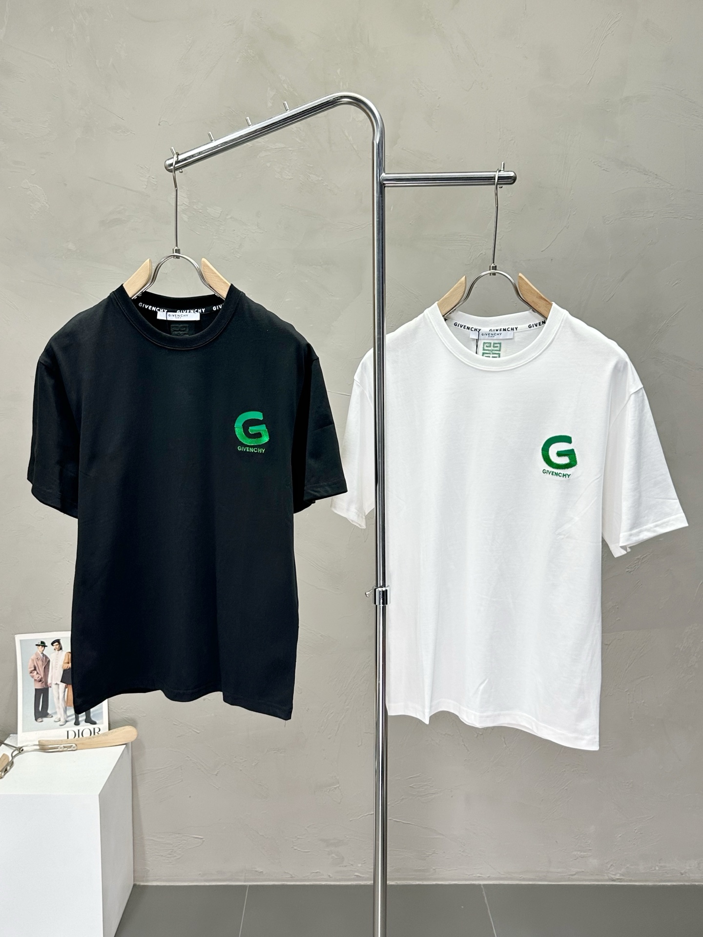 NO:447938,.Givenchy exclusively offers new original single men's casual short sleeves, high-end customization, high-end version, fashionable and versatile imported fabric, super soft and delicate, skin-friendly and comfortable to wear, high-end boutique, OEM, fine-made top body, very good, men's essential items, three standards, complete code number M-3XL,, given, given, given, T-shirt, alexander wang19860909.Givenchy纪梵希独家专供新款原单男士休闲短袖 高端定制 高版本 时尚百搭爆款进口面料 手感超柔软细腻 穿着亲肤舒适 高端精品 代工厂精细做上身非常赞 男士必备单品 三标齐全 码数M-3XL,,givenchy,givenchy,T-shirt,alexander wang,Men's clothing