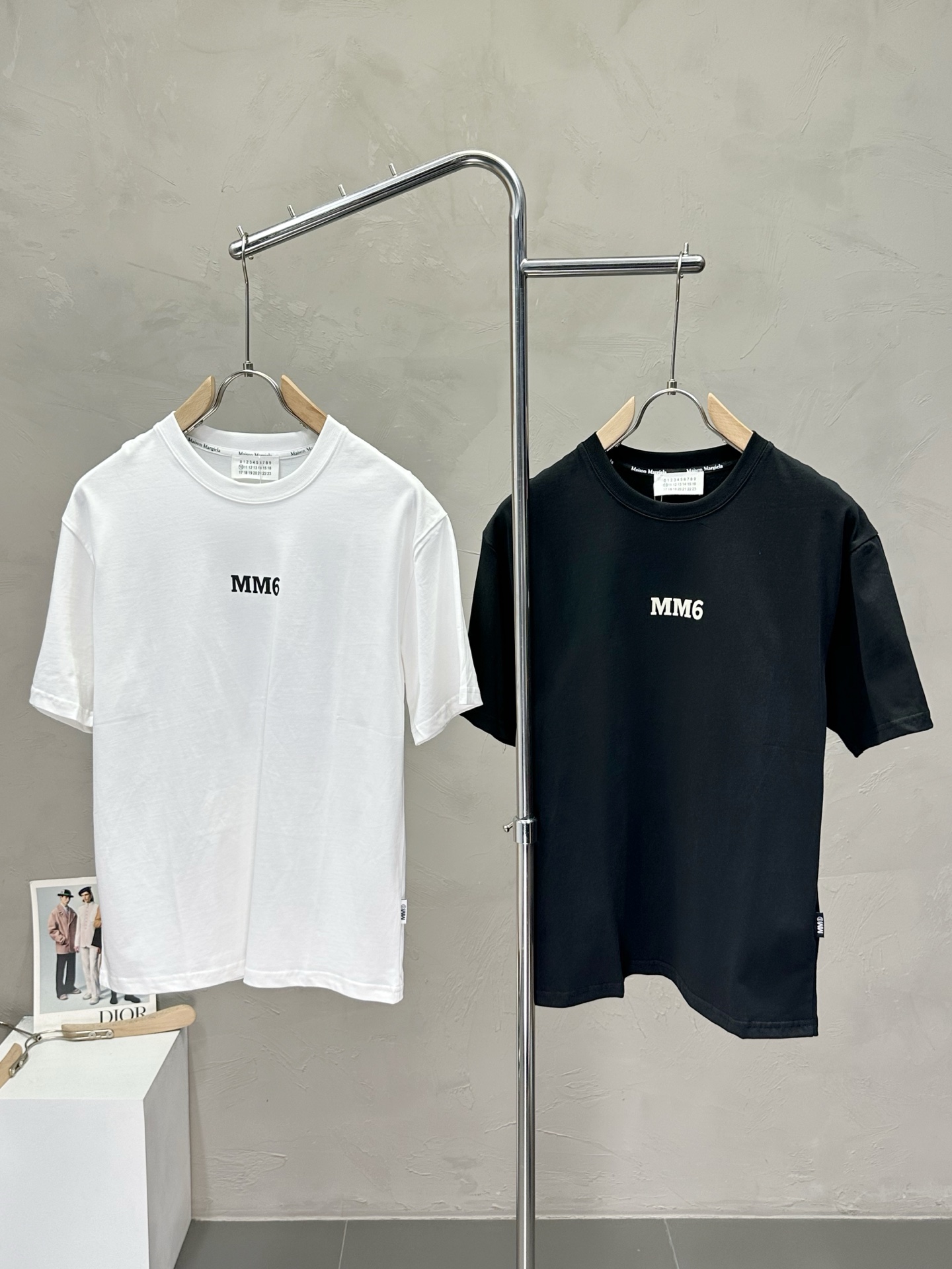 NO:428587,.Maison Margiela Mason Margiela MM6 exclusively offers new original single men's casual short sleeves, high-end customization, high-end version, fashionable and versatile imported fabric, super soft and delicate, skin-friendly and comfortable to wear, high-end boutique, OEM factory fine-made top body is very good, men's essential items, three standards, code M-3XL,,masion margiela,masion margiela,T-shirt,alexander wang19860909.Maison Margiela梅森马吉拉MM6独家专供新款原单男士休闲短袖 高端定制 高版本 时尚百搭爆款进口面料 手感超柔软细腻 穿着亲肤舒适 高端精品 代工厂精细做上身非常赞 男士必备单品 三标齐全 码数M-3XL,,masion margiela,masion margiela,T-shirt,alexander wang,Men's clothing