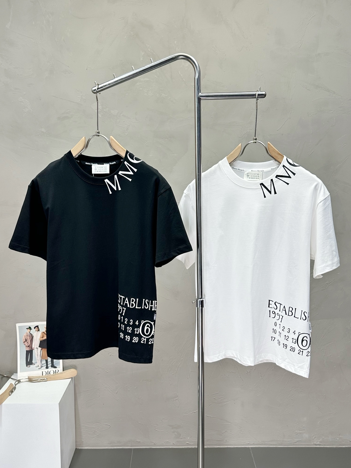 NO:447906,.Maison Margiela Mason Margiela MM6 exclusively offers new original single men's casual short sleeves, high-end customization, high-end version, fashionable and versatile imported fabric, super soft and delicate, skin-friendly and comfortable to wear, high-end boutique, OEM factory fine-made top body is very good, men's essential items, three standards, code M-3XL,,masion margiela,masion margiela,T-shirt,alexander wang19860909.Maison Margiela梅森马吉拉MM6独家专供新款原单男士休闲短袖 高端定制 高版本 时尚百搭爆款进口面料 手感超柔软细腻 穿着亲肤舒适 高端精品 代工厂精细做上身非常赞 男士必备单品 三标齐全 码数M-3XL,,masion margiela,masion margiela,T-shirt,alexander wang,Men's clothing