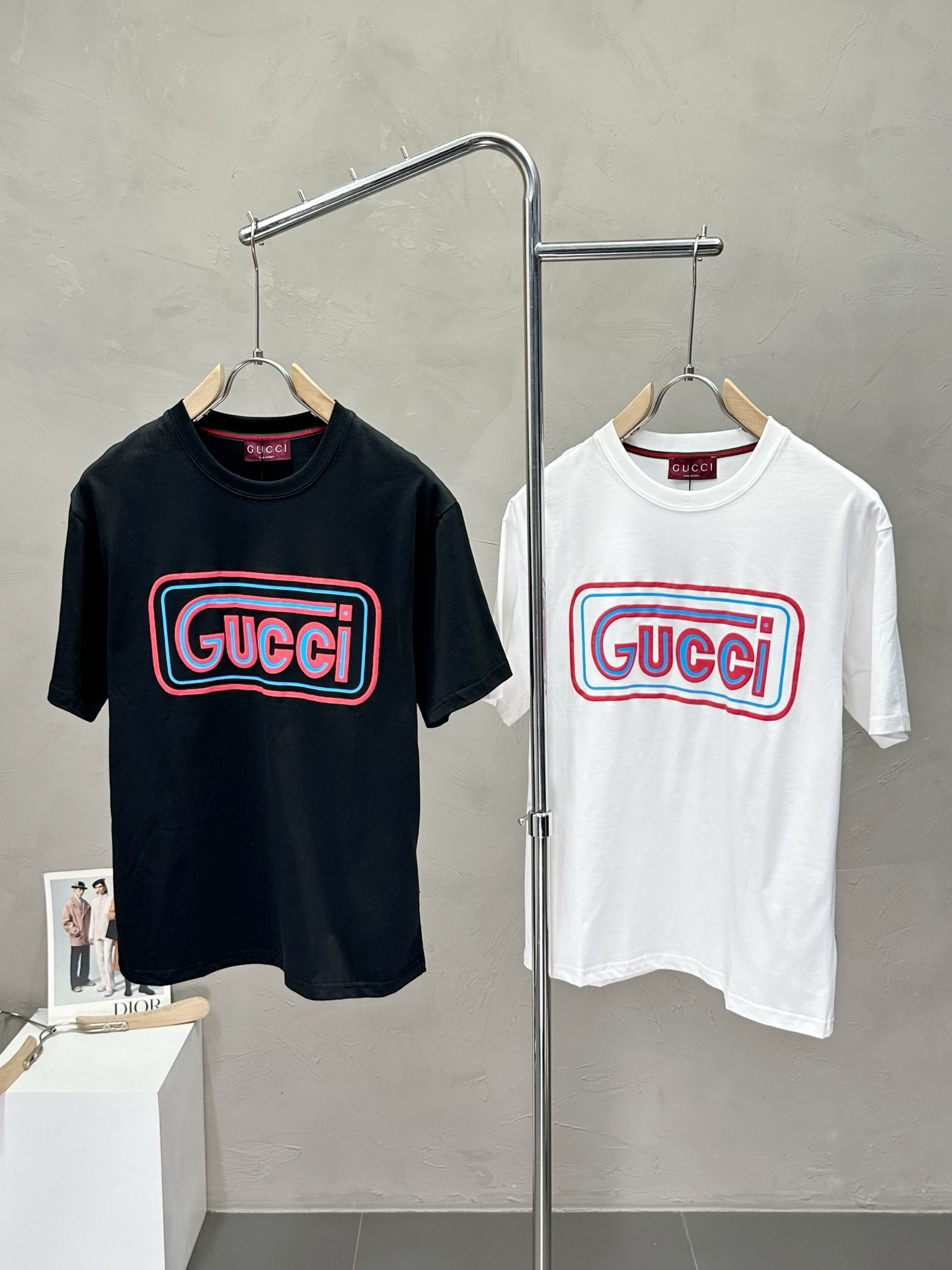 NO:426327,.Gucci exclusively offers new original single men's casual short sleeves, high-end customization, high-end version, fashionable and versatile imported fabric, super soft and delicate, skin-friendly and comfortable to wear, high-end boutique, OEM, fine-made top body, very good, men's essential items, three standards, code M-3XL,,gucci,gucci,T-shirt,alexander wang19860909.Gucci古驰独家专供新款原单男士休闲短袖 高端定制 高版本 时尚百搭爆款进口面料 手感超柔软细腻 穿着亲肤舒适 高端精品 代工厂精细做上身非常赞 男士必备单品 三标齐全 码数M-3XL,,gucci,gucci,T-shirt,alexander wang,Men's clothing