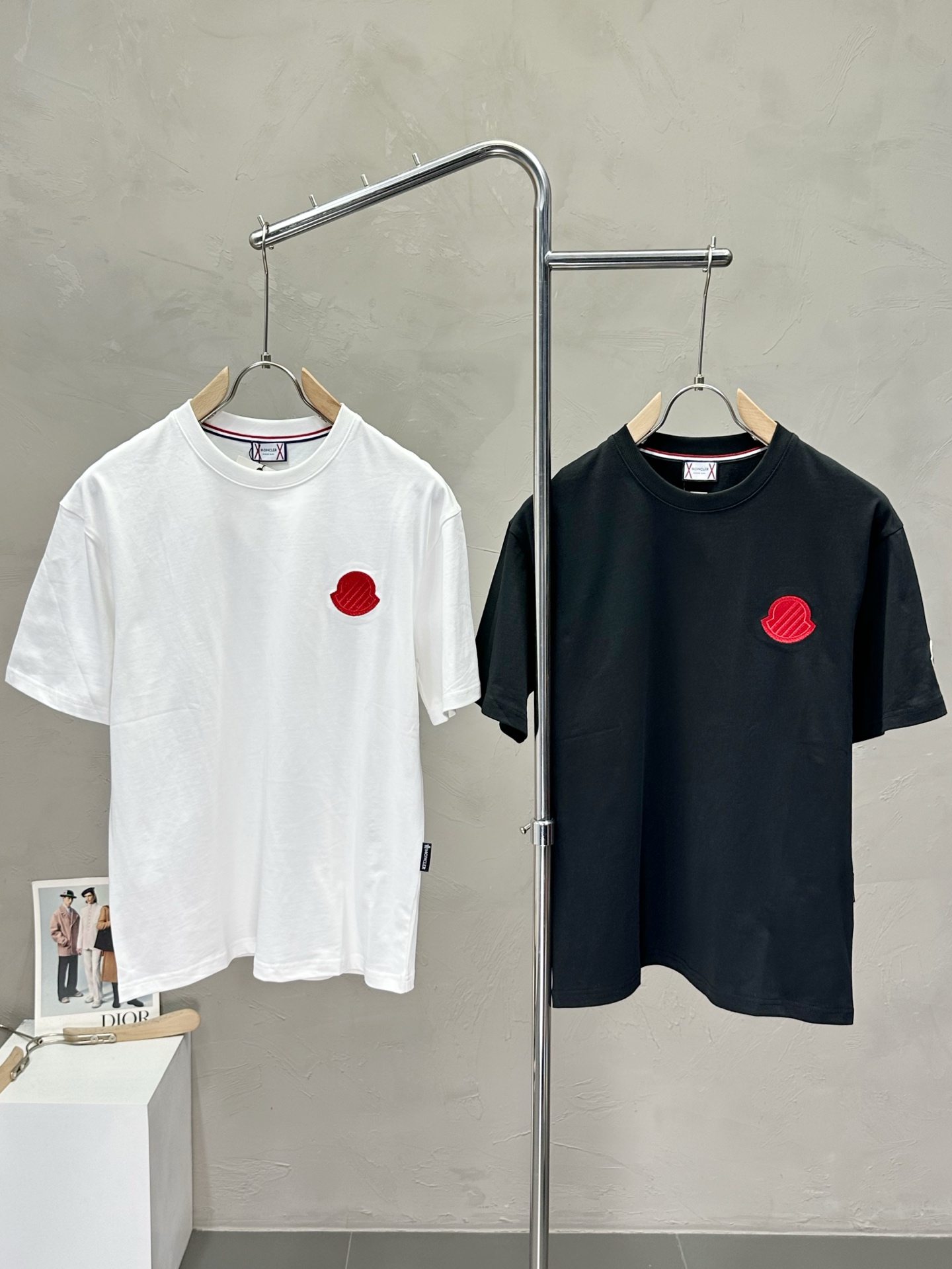 NO:447950,.Moncler mask exclusively provides new original single men's casual short sleeves, high-end customization, high-end version, fashionable and versatile imported fabric, super soft and delicate, skin-friendly and comfortable to wear, high-end boutique, OEM factory fine-made top body, very good men's essential items, three standards, code M-3XL,,Moncler, T-shirt, alexander wang19860909.Moncler蒙口独家专供新款原单男士休闲短袖 高端定制 高版本 时尚百搭爆款进口面料 手感超柔软细腻 穿着亲肤舒适 高端精品 代工厂精细做上身非常赞 男士必备单品 三标齐全 码数M-3XL,,Moncler,T-shirt,alexander wang,Men's clothing