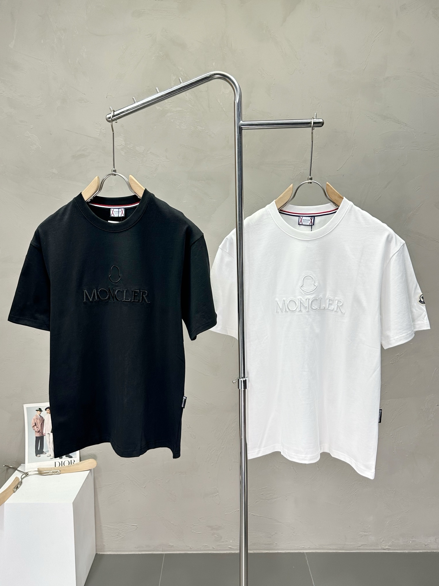 NO:426307,.Moncler mask exclusively provides new original single men's casual short sleeves, high-end customization, high-end version, fashionable and versatile imported fabric, super soft and delicate, skin-friendly and comfortable to wear, high-end boutique, OEM factory fine-made top body, very good men's essential items, three standards, code M-3XL,,Moncler, T-shirt, alexander wang19860909.Moncler蒙口独家专供新款原单男士休闲短袖 高端定制 高版本 时尚百搭爆款进口面料 手感超柔软细腻 穿着亲肤舒适 高端精品 代工厂精细做上身非常赞 男士必备单品 三标齐全 码数M-3XL,,Moncler,T-shirt,alexander wang,Men's clothing