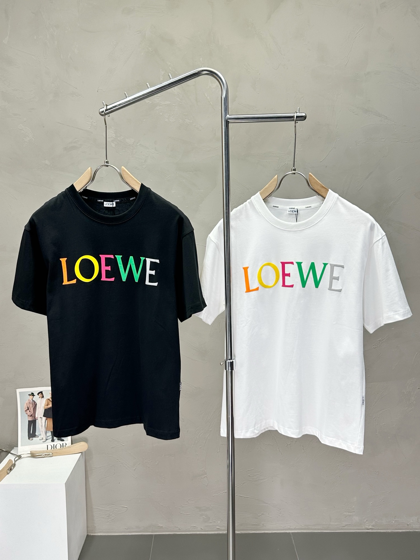 NO:447936,.LOEWE exclusively offers new original single men's casual short sleeves, high-end customization, high-end version, fashionable and versatile imported fabric, super soft and delicate, skin-friendly and comfortable to wear, high-end boutique, OEM, fine-made top body, very good, men's essential items, three standards, code M-3XL,,loewe,loewe,T-shirt,alexander wang19860909.LOEWE罗意威独家专供新款原单男士休闲短袖 高端定制 高版本 时尚百搭爆款进口面料 手感超柔软细腻 穿着亲肤舒适 高端精品 代工厂精细做上身非常赞 男士必备单品 三标齐全 码数M-3XL,,loewe,loewe,T-shirt,alexander wang,Men's clothing