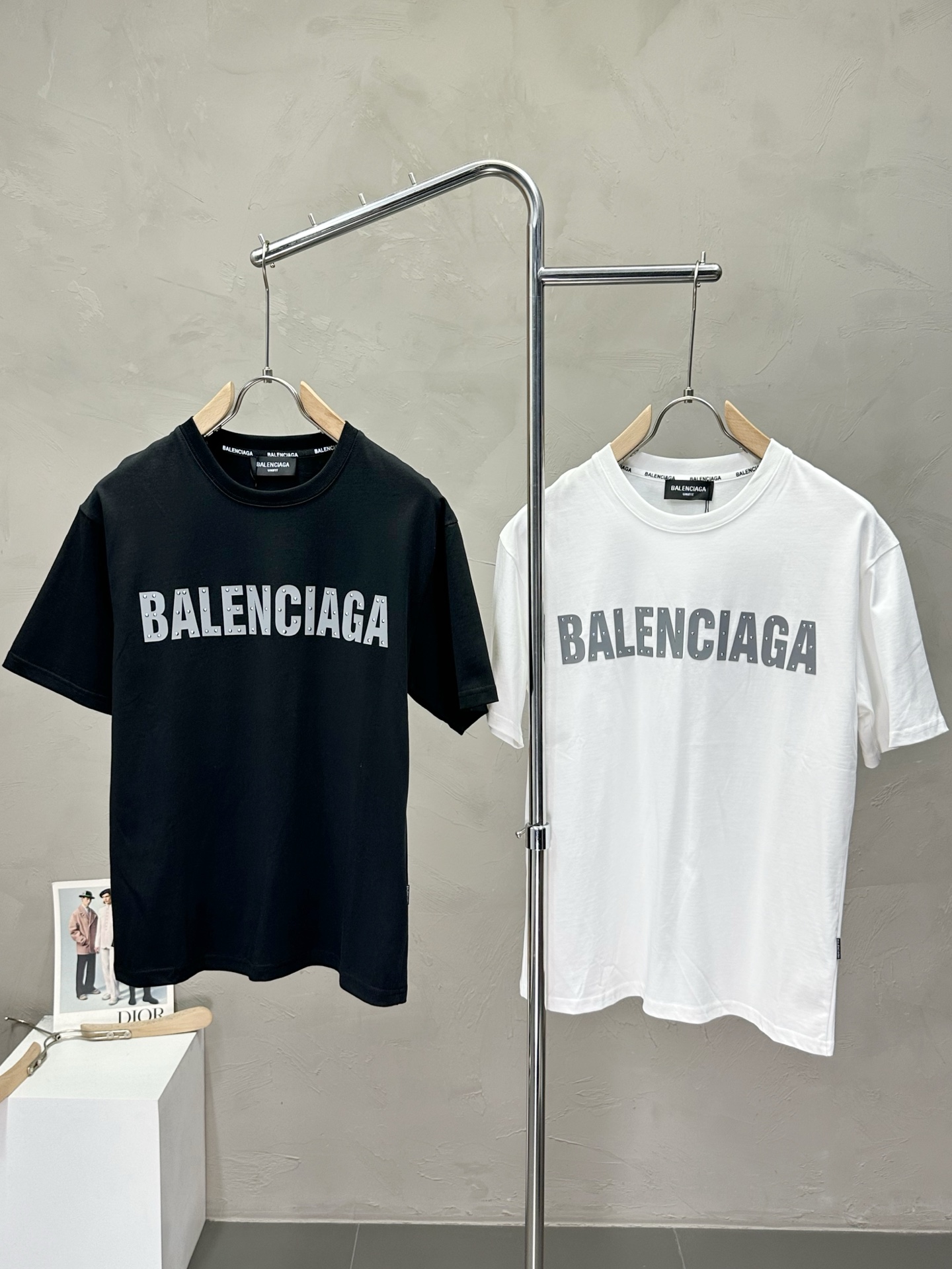 NO:447920,.Balenciaga exclusively offers new original single men's casual short sleeves, high-end customization, high-end version, fashionable and versatile imported fabric, super soft and delicate, skin-friendly and comfortable to wear, high-end boutique, OEM, fine-made top body, very good, men's essential items, three standards, code M-3XL,,balenciaga,balenciaga,T-shirt,alexander wang19860909.Balenciaga巴黎世家独家专供新款原单男士休闲短袖 高端定制 高版本 时尚百搭爆款进口面料 手感超柔软细腻 穿着亲肤舒适 高端精品 代工厂精细做上身非常赞 男士必备单品 三标齐全 码数M-3XL,,balenciaga,balenciaga,T-shirt,alexander wang,Men's clothing