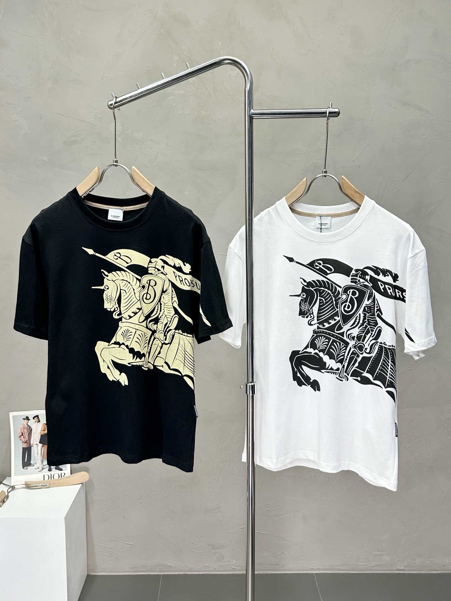 NO:447904,.Burberry Burberry exclusively offers new original single men's casual short sleeves, high-end customization, high-end version, fashionable and versatile imported fabric, super soft and delicate, skin-friendly and comfortable to wear, high-end boutique, OEM, fine production, very good for the upper body, men's essential items, complete three standards, M-3XL,,burberry,burberry,T-shirt,alexander wang19860909.Burberry巴宝莉独家专供新款原单男士休闲短袖 高端定制 高版本 时尚百搭爆款进口面料 手感超柔软细腻 穿着亲肤舒适 高端精品 代工厂精细做上身非常赞 男士必备单品 三标齐全 码数M-3XL,,burberry,burberry,T-shirt,alexander wang,Men's clothing