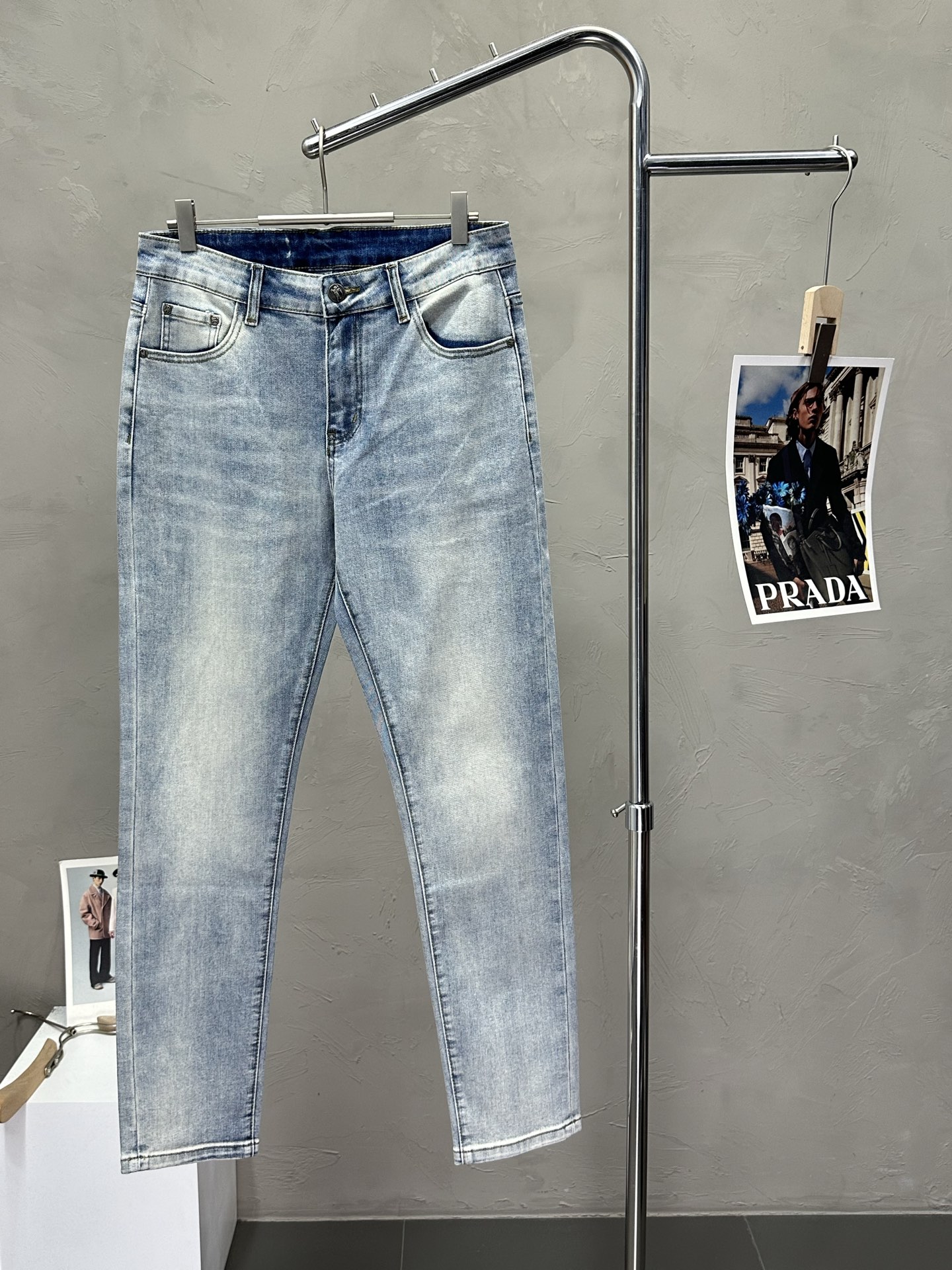 NO:504692,.Burberry exclusively offers the new high-end version of casual jeans. Customized fabrics for counters are breathable and comfortable, with impeccable details, and the brand element design concept reflects high quality. The feel is delicate and soft!  It is casually cut, with a great upper body style!  29-38, burberry, burberry, jeans, alexander wang19860909.Burberry巴宝莉独家专供新款休闲牛仔裤高端版本 专柜定制面料 透气舒适度高,细节无可挑剔,品牌元素设计理念,体现高品质.手感细腻柔软！呈现休闲裁剪,上身版型超赞！码数29-38,,burberry,burberry,jeans,alexander wang,Men's clothing