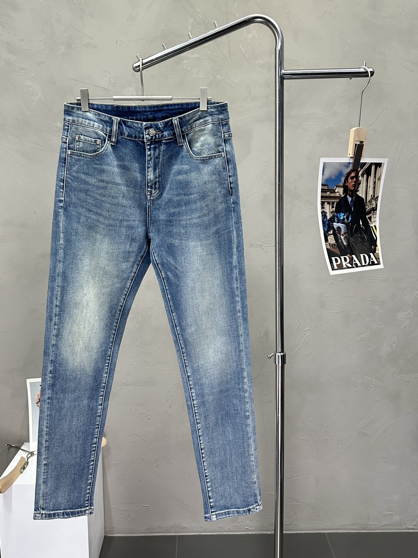 NO:504697,.Burberry & ARMANI exclusively offers new high-end versions of casual jeans. Customized fabrics for counters are breathable and comfortable, impeccable details, and the brand element design concept reflects high quality. The feel is delicate and soft!  It is casually cut, with a great upper body style!  Count 29-38, Armani, Burberry, Burberry, Armani, Jeans, Alexander Wang19860909.Burberry巴宝莉&ARMANI阿玛尼独家专供新款休闲牛仔裤高端版本 专柜定制面料 透气舒适度高,细节无可挑剔,品牌元素设计理念,体现高品质.手感细腻柔软！呈现休闲裁剪,上身版型超赞！码数29-38,,armani,burberry,burberry,armani,jeans,alexander wang,Men's clothing