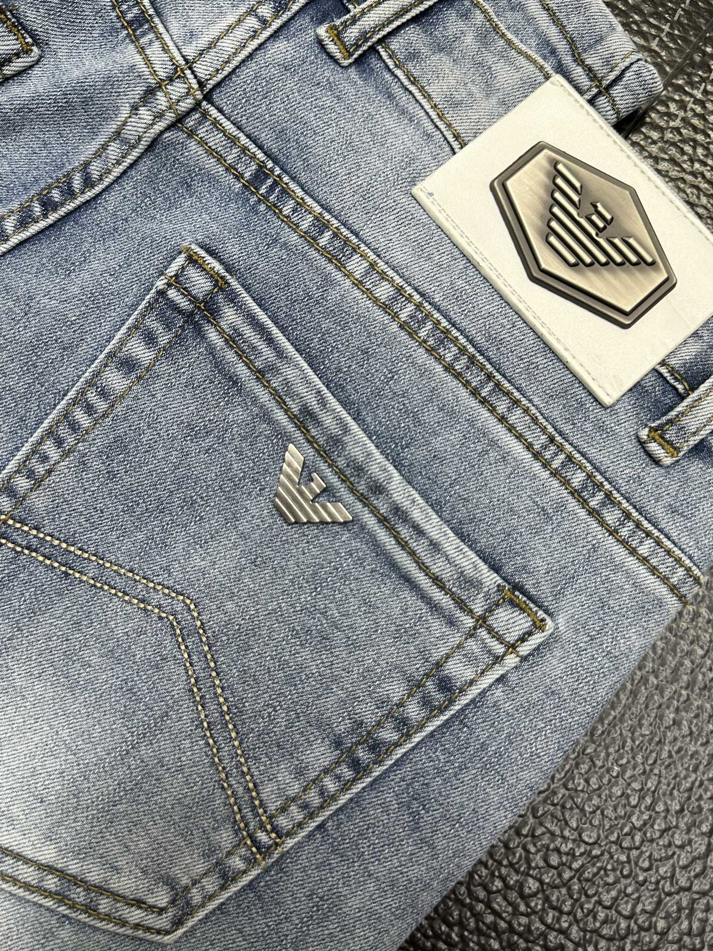。ARMANI阿玛尼💥独家专供新款休闲牛仔裤👖高端版本 专柜定制面料 透气舒适度高，细节无可挑剔，品牌元