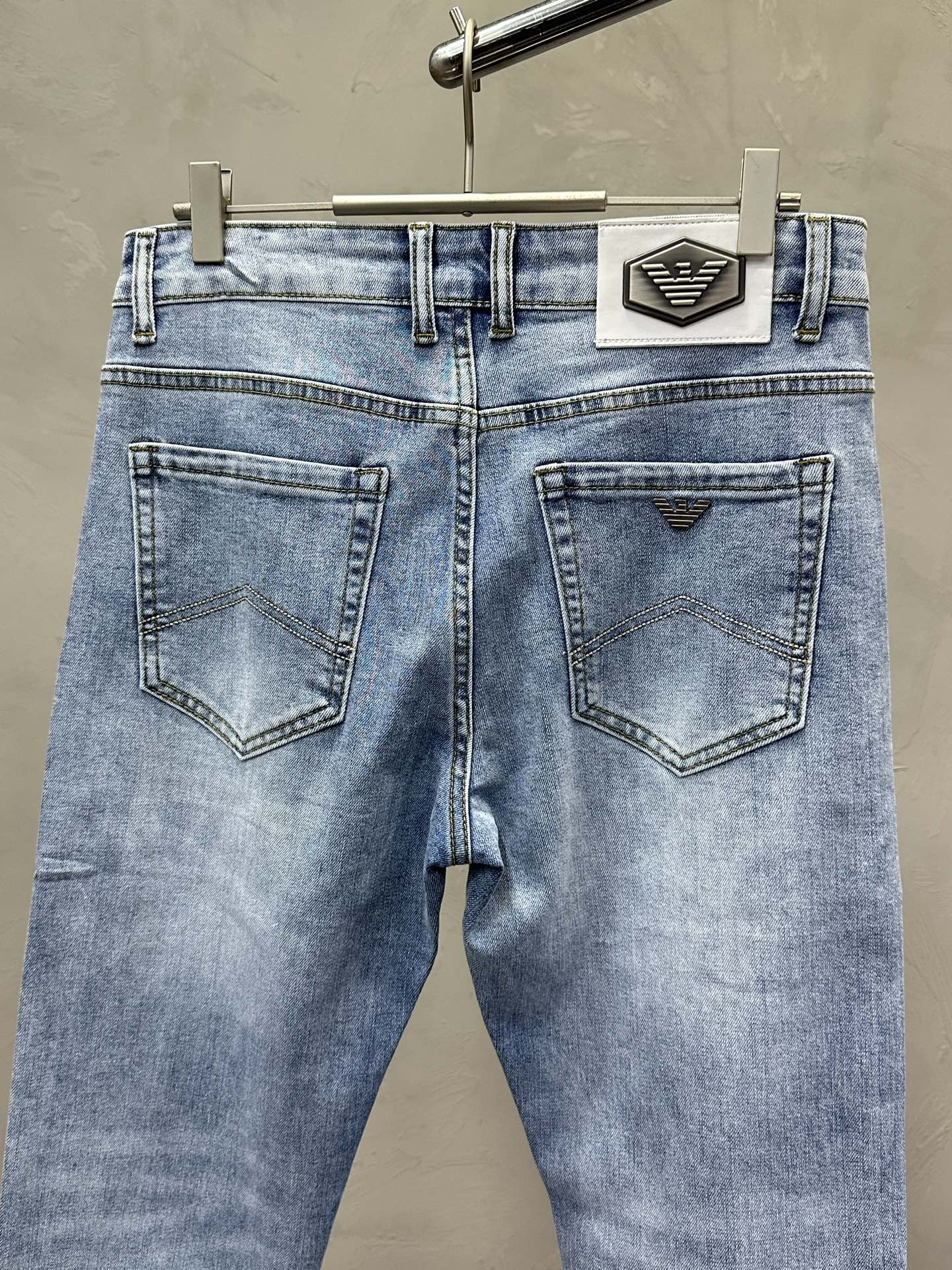 。ARMANI阿玛尼💥独家专供新款休闲牛仔裤👖高端版本 专柜定制面料 透气舒适度高，细节无可挑剔，品牌元
