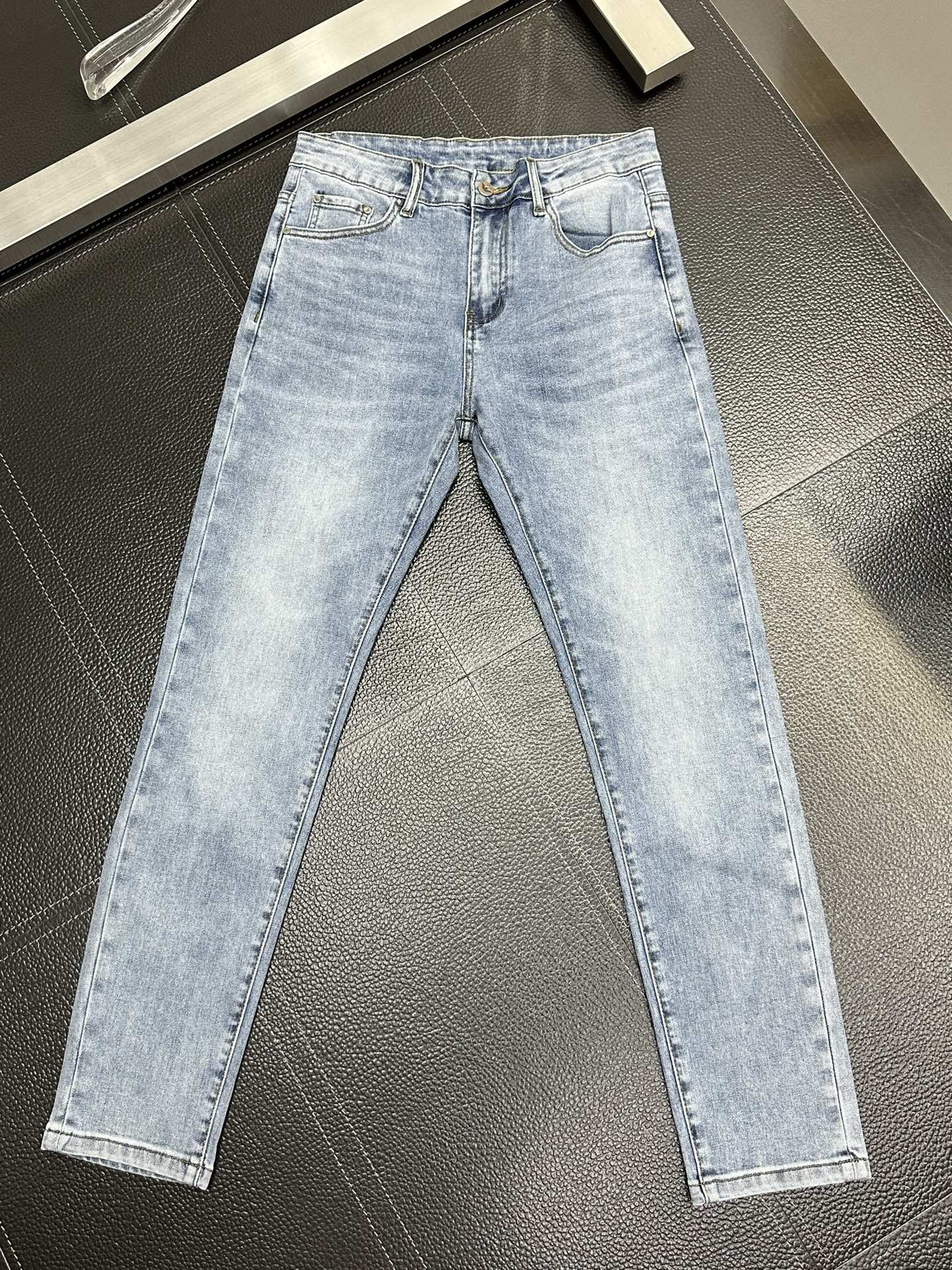 。ARMANI阿玛尼💥独家专供新款休闲牛仔裤👖高端版本 专柜定制面料 透气舒适度高，细节无可挑剔，品牌元
