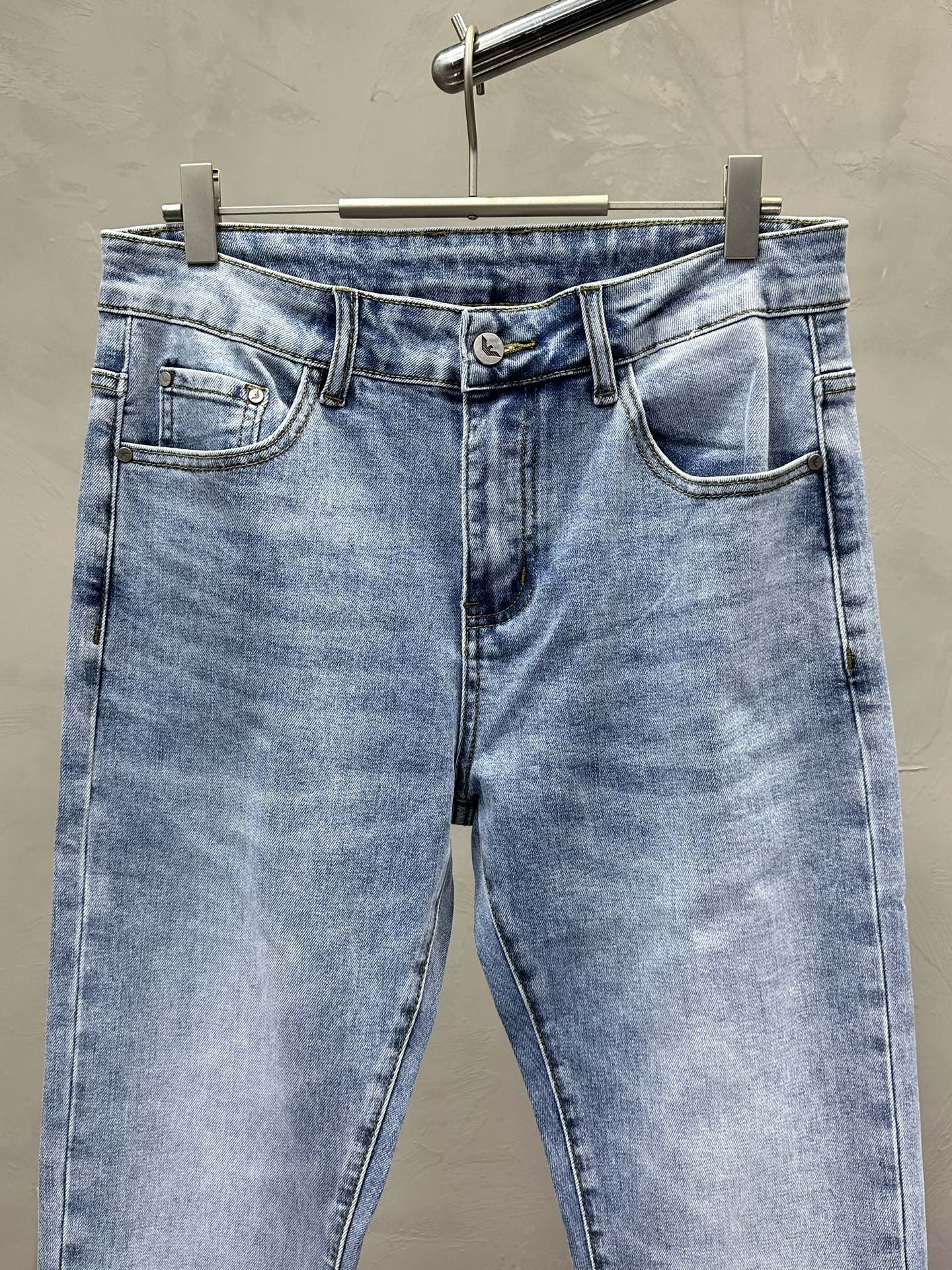 。ARMANI阿玛尼💥独家专供新款休闲牛仔裤👖高端版本 专柜定制面料 透气舒适度高，细节无可挑剔，品牌元