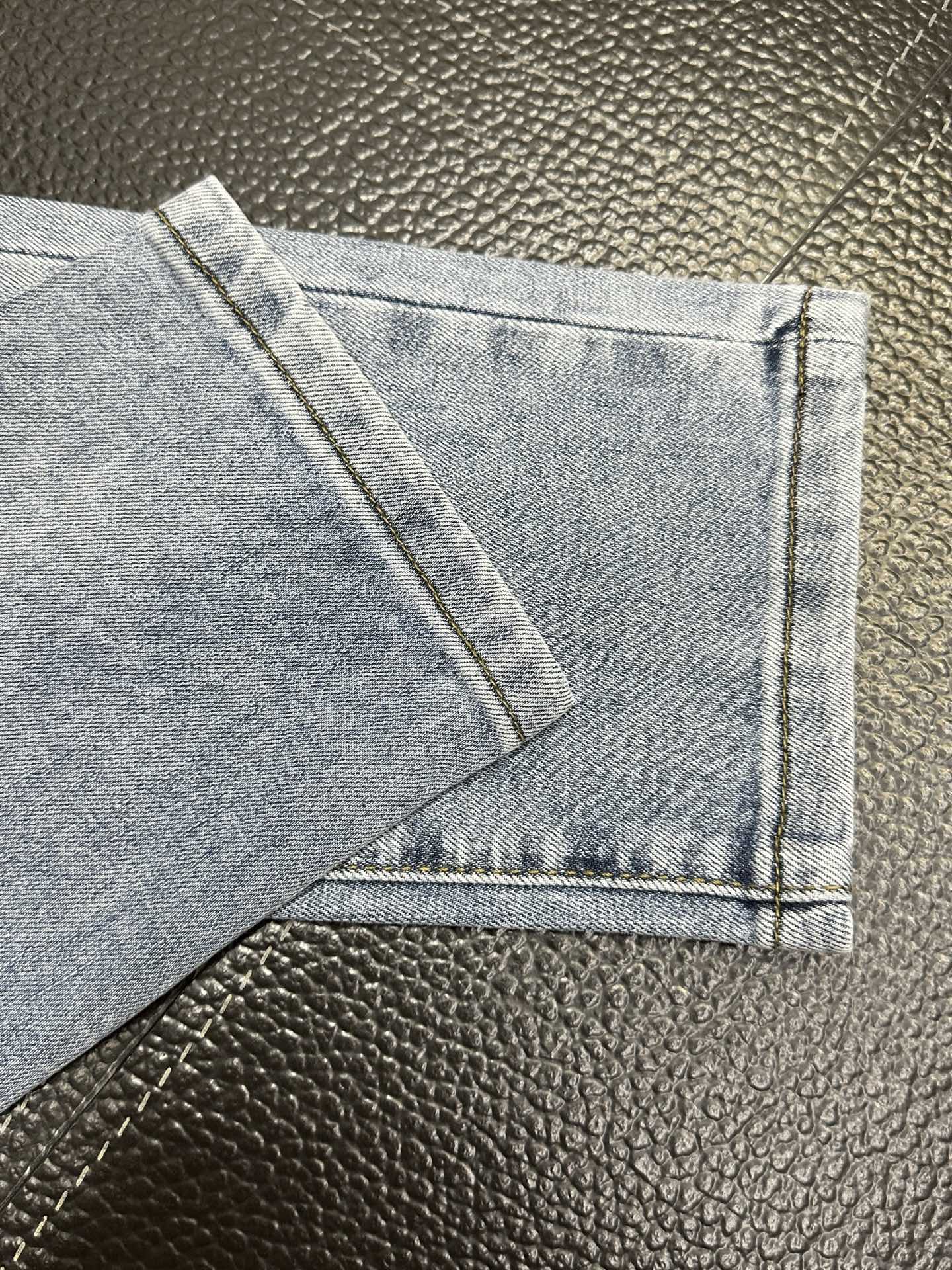 。ARMANI阿玛尼💥独家专供新款休闲牛仔裤👖高端版本 专柜定制面料 透气舒适度高，细节无可挑剔，品牌元