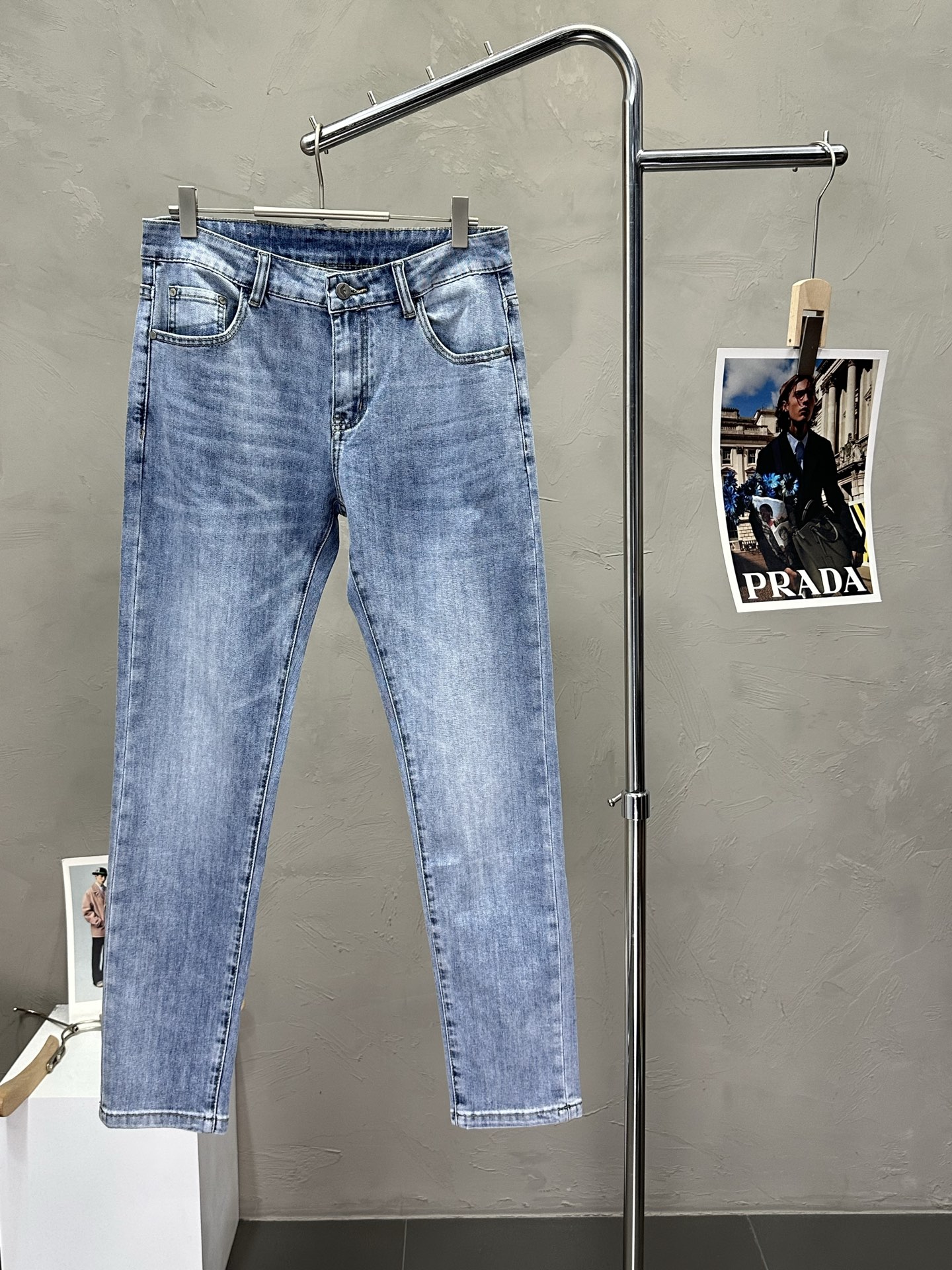 NO:504702,.ARMANI exclusively offers the new high-end version of casual jeans. Customized fabrics for counters, breathable and comfortable, impeccable details, brand elements design concept, reflecting high quality. The feel is delicate and soft!  It is casually cut, with a great upper body style!  Count 29-38, Armani, Armani, Jeans, Alexander wang19860909.ARMANI阿玛尼独家专供新款休闲牛仔裤高端版本 专柜定制面料 透气舒适度高,细节无可挑剔,品牌元素设计理念,体现高品质.手感细腻柔软！呈现休闲裁剪,上身版型超赞！码数29-38,,armani,armani,jeans,alexander wang,Men's clothing