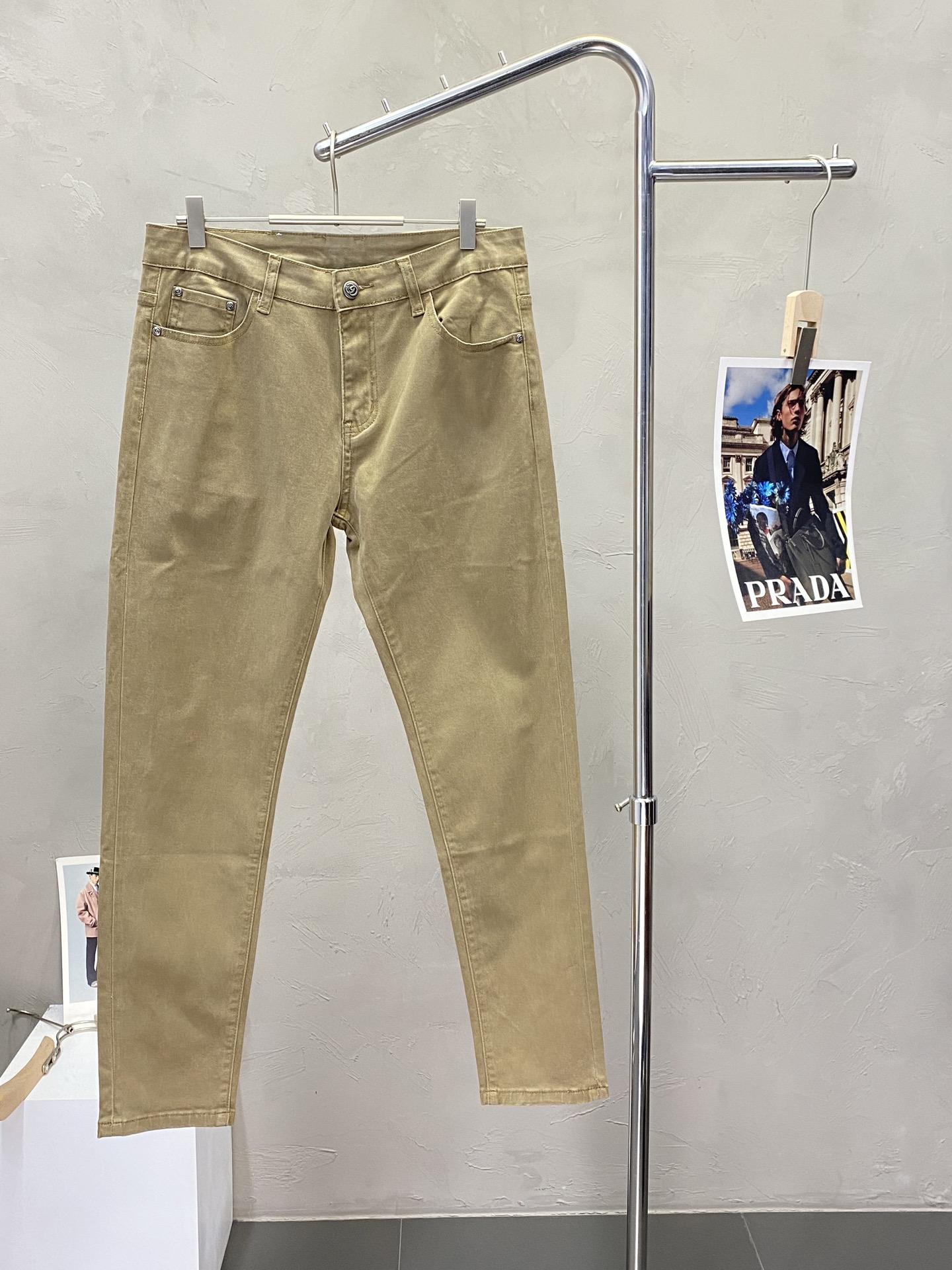 NO:504707,.Gucci exclusively offers the new high-end version of casual jeans. Customized fabrics for counters are breathable and comfortable, with impeccable details, and the brand element design concept reflects high quality. The feel is delicate and soft!  It is casually cut, with a great upper body style!  Number of codes 29-38, gucci, gucci, jeans, alexander wang19860909.Gucci古驰独家专供新款休闲牛仔裤高端版本 专柜定制面料 透气舒适度高,细节无可挑剔,品牌元素设计理念,体现高品质.手感细腻柔软！呈现休闲裁剪,上身版型超赞！码数29-38,,gucci,gucci,jeans,alexander wang,Men's clothing