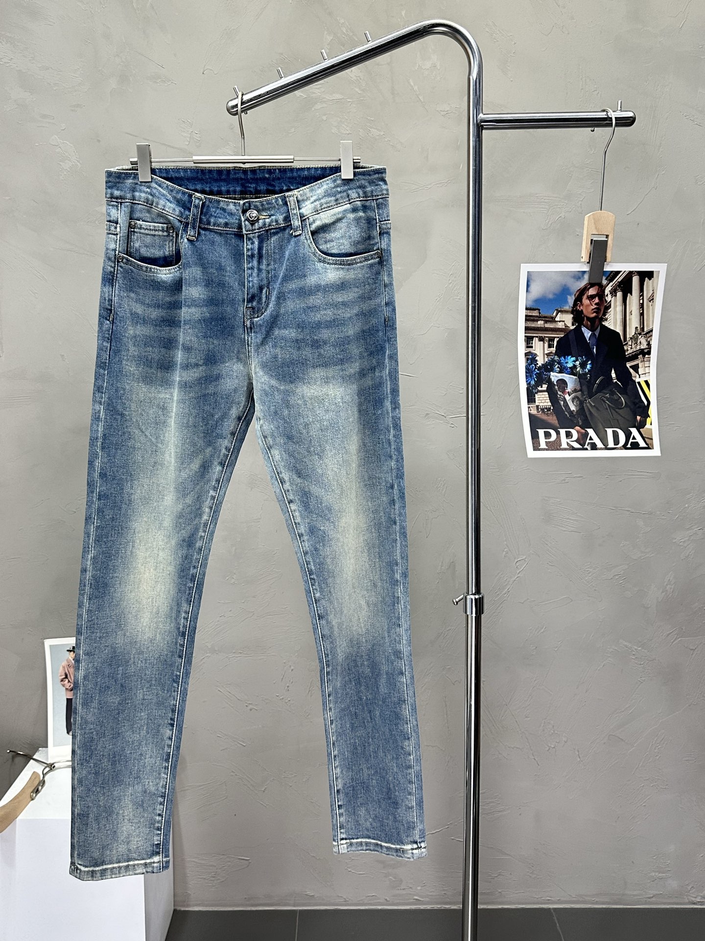 NO:504712,.ARMANI exclusively offers the new high-end version of casual jeans. Customized fabrics for counters, breathable and comfortable, impeccable details, brand elements design concept, reflecting high quality. The feel is delicate and soft!  It is casually cut, with a great upper body style!  Count 29-38, Armani, Armani, Jeans, Alexander wang19860909.ARMANI阿玛尼独家专供新款休闲牛仔裤高端版本 专柜定制面料 透气舒适度高,细节无可挑剔,品牌元素设计理念,体现高品质.手感细腻柔软！呈现休闲裁剪,上身版型超赞！码数29-38,,armani,armani,jeans,alexander wang,Men's clothing