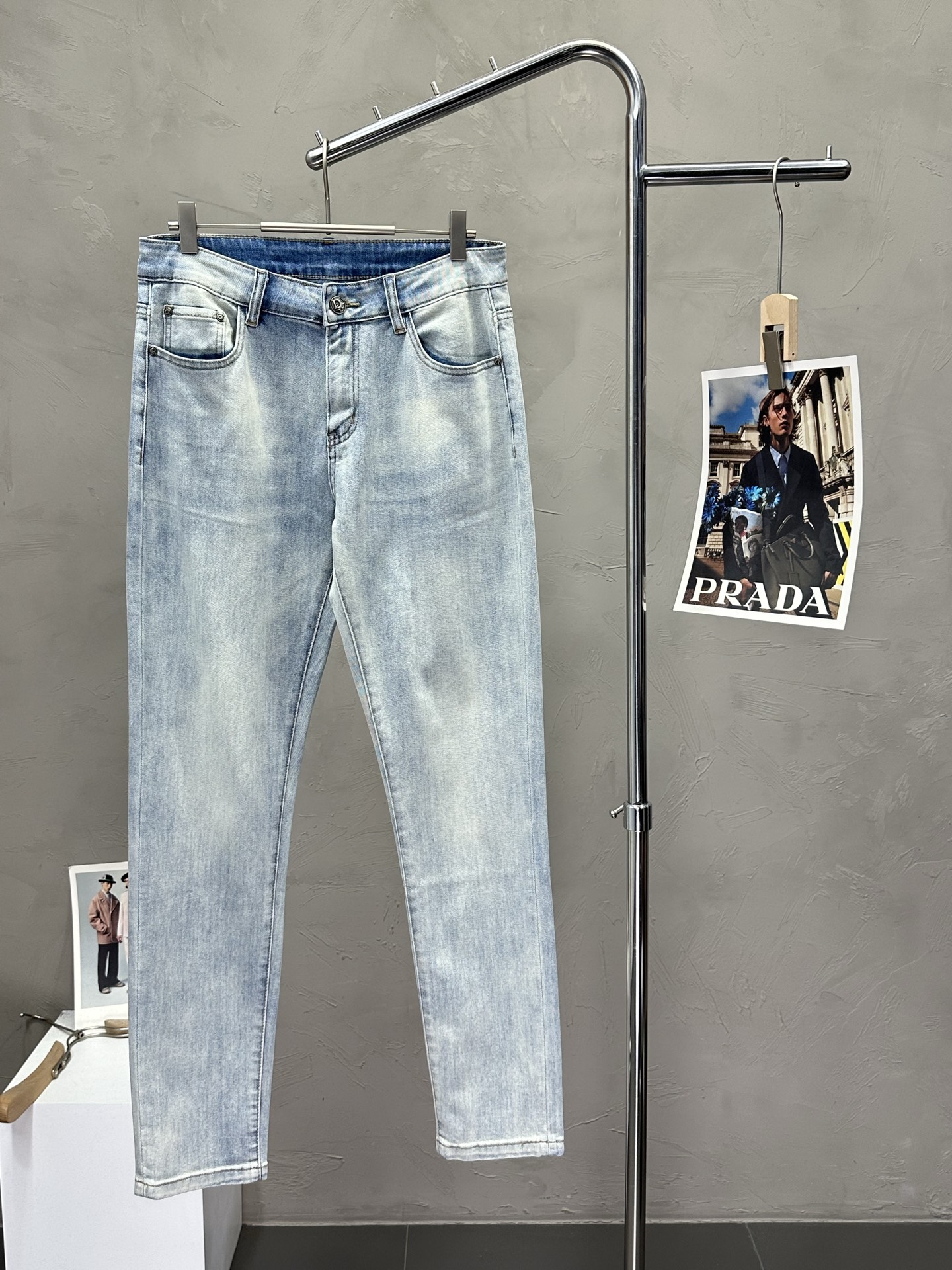 NO:422809,.Dior exclusively offers the new high-end version of casual jeans. Customized fabrics for counters are breathable and comfortable, with impeccable details, and the brand element design concept reflects high quality. The feel is delicate and soft!  It is casually cut, with a great upper body style!  29-38, Dior, Dior, Jeans, Alexander wang19860909.Dior迪奥独家专供新款休闲牛仔裤高端版本 专柜定制面料 透气舒适度高,细节无可挑剔,品牌元素设计理念,体现高品质.手感细腻柔软！呈现休闲裁剪,上身版型超赞！码数29-38,,dior,dior,jeans,alexander wang,Men's clothing