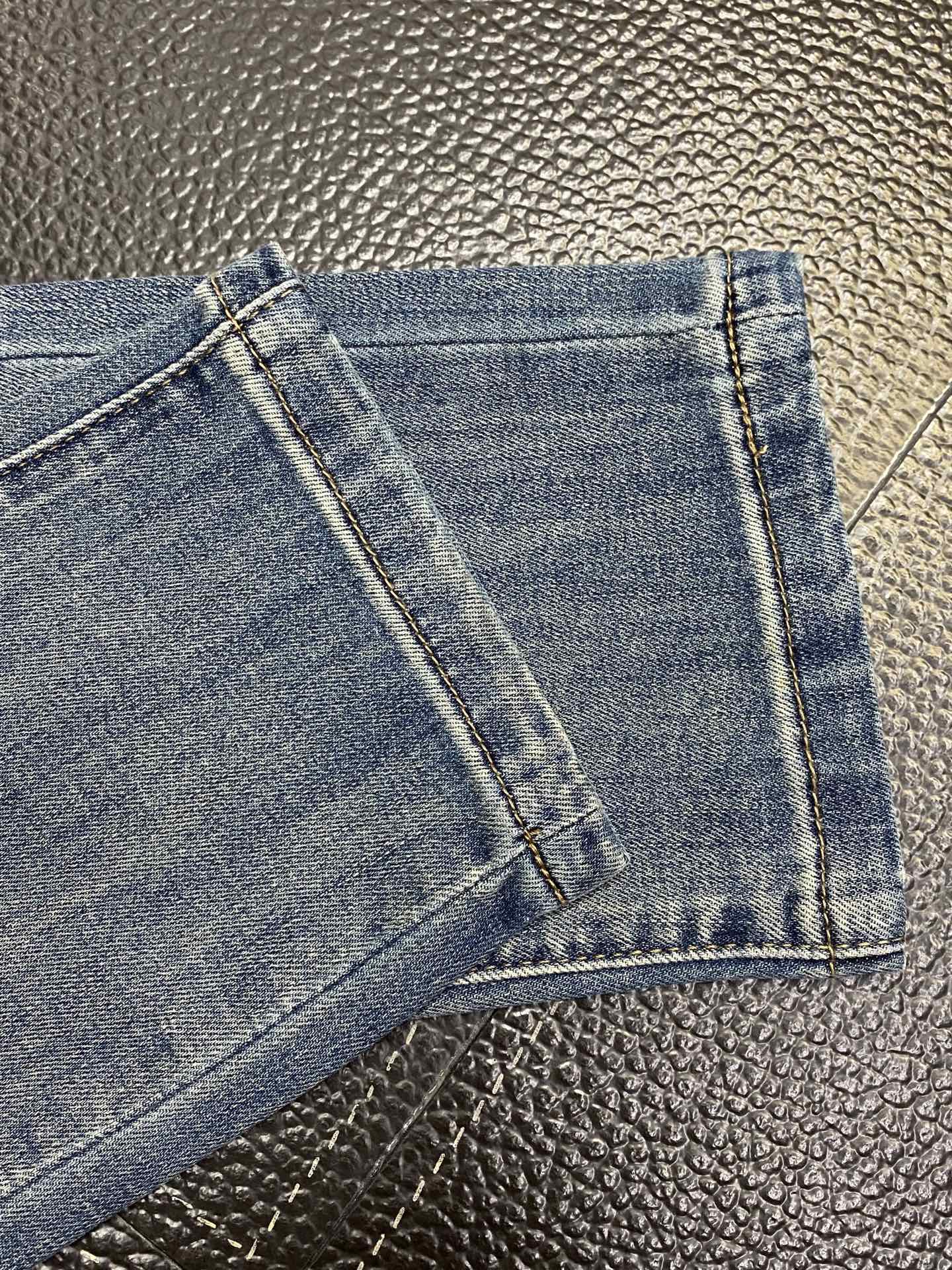 。Versace范思哲💥独家专供新款休闲牛仔裤👖高端版本 专柜定制面料 透气舒适度高，细节无可挑剔，品牌