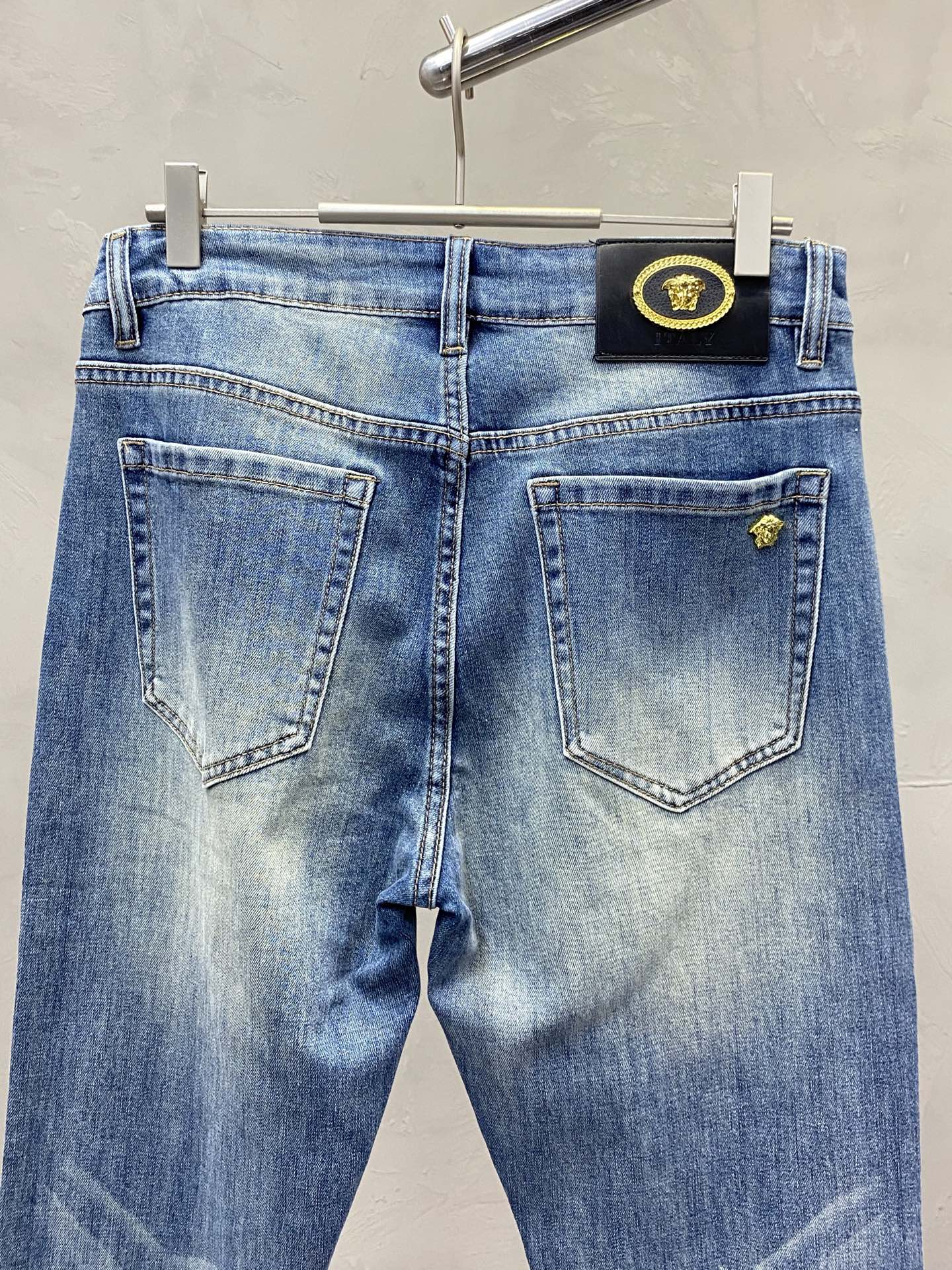 。Versace范思哲💥独家专供新款休闲牛仔裤👖高端版本 专柜定制面料 透气舒适度高，细节无可挑剔，品牌