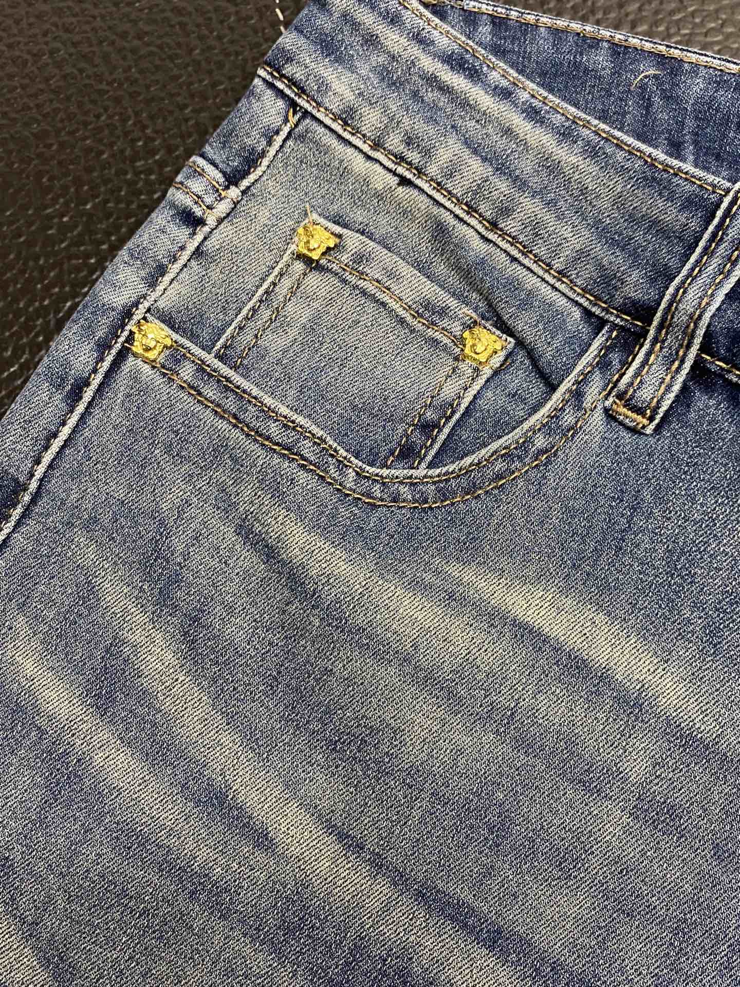 。Versace范思哲💥独家专供新款休闲牛仔裤👖高端版本 专柜定制面料 透气舒适度高，细节无可挑剔，品牌